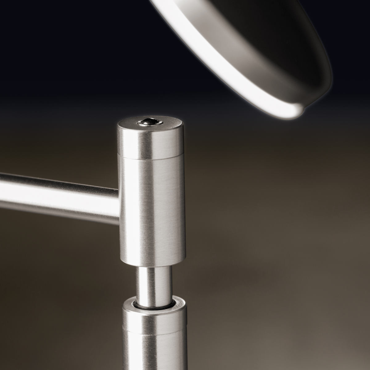 Bild 5: Der Tastdimmer Gelenk-Tischleuchte PLANO T mit farbechter LED und Dimmer: Der Tastdimmer