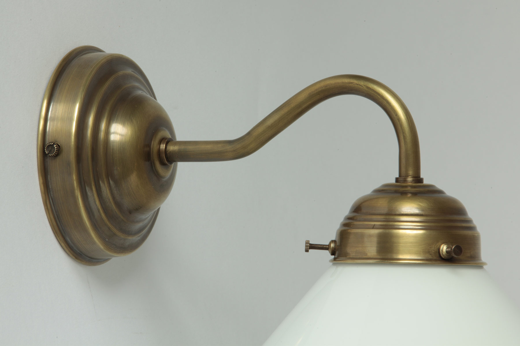 Jugendstil-Wandlampe mit Kegelschirm: antik handpatiniert (Altmessing)