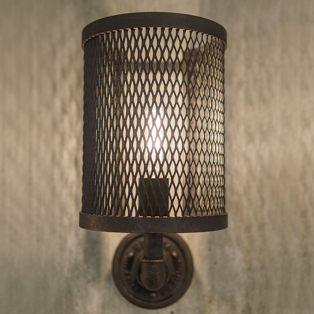 Eisen-Wandleuchte mit rundem Gitter-Schirm Eisen-Wandleuchte mit rundem Gitter-Schirm