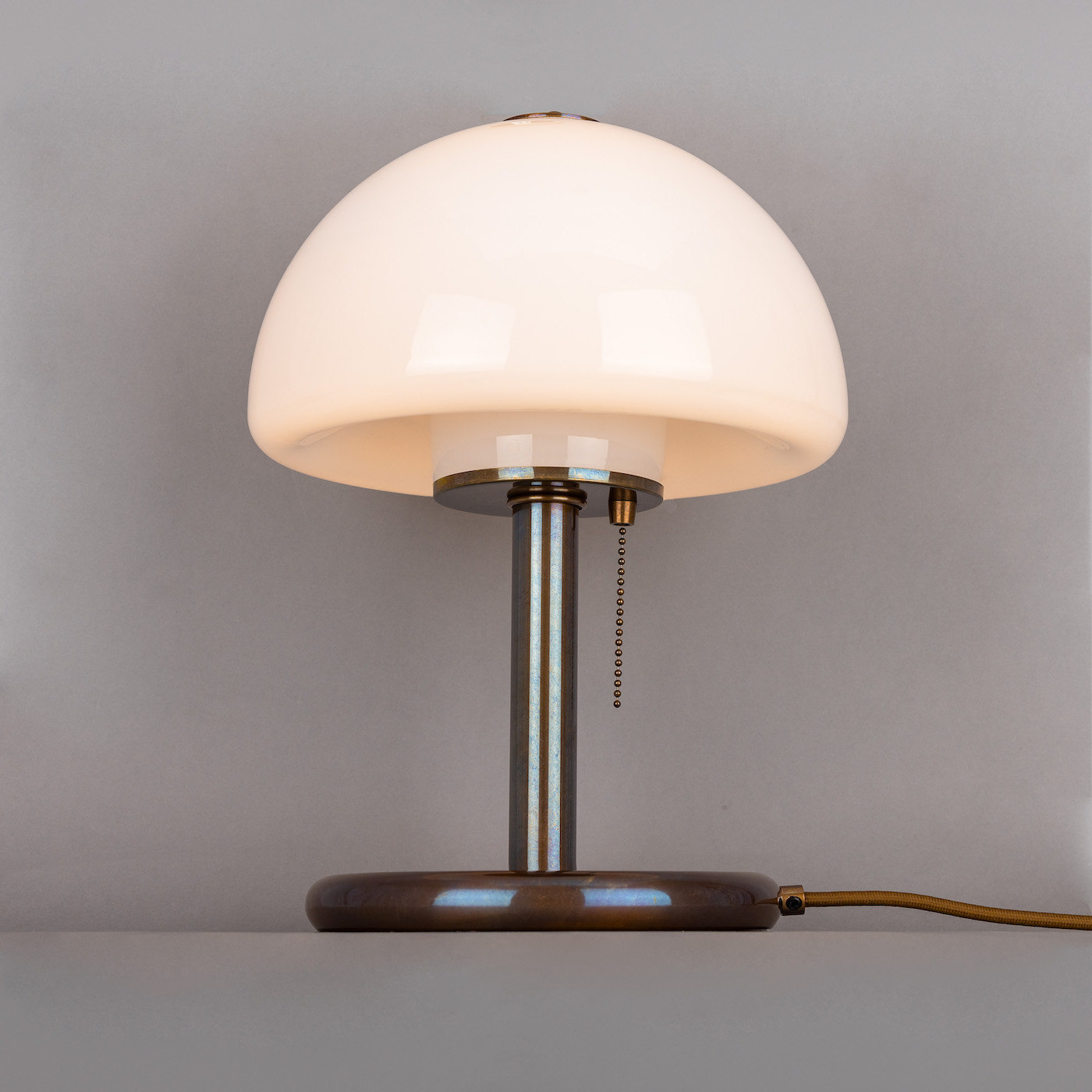 Kleine Design-Tischleuchte „Pilz“ mit schönem Opalglasschirm und Zugschalter: Alt-Messing patiniert (eingeschaltet)