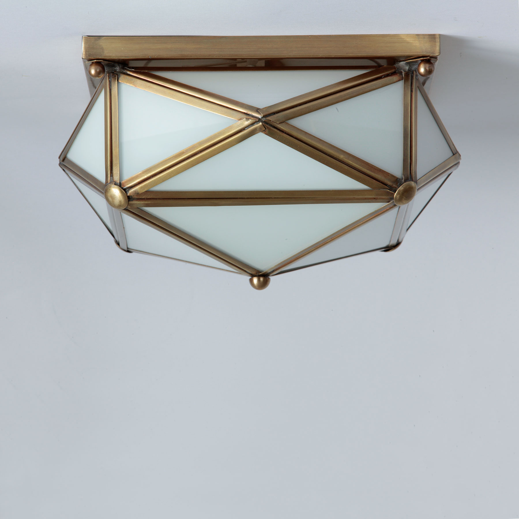 Bild 5: Deckenleuchte (großes Modell in hell brüniert mit opal-weißem Glas) Geometrische Deckenleuchte mit verglastem Messing-Gehäuse, 3 Größen: Deckenleuchte (großes Modell in hell brüniert mit opal-weißem Glas)