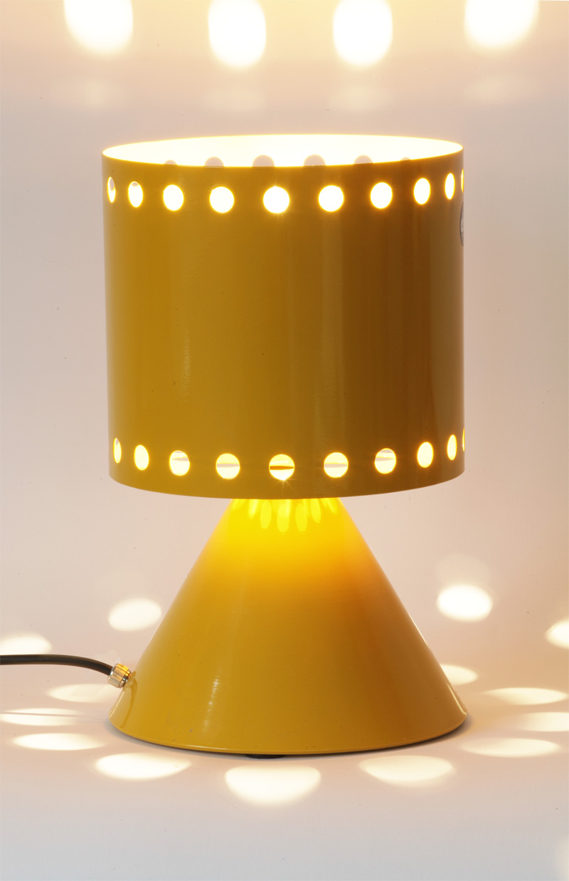 Bild 7: Interessantes Lichtspiel an den Wänden: Tischleuchte in Narzissengelb RAL 1007 mit PVC-Kabel schwarz POLLY Tischleuchte mit Zierbohrungen in vielen Farben: Interessantes Lichtspiel an den Wänden: Tischleuchte in Narzissengelb RAL 1007 mit PVC-Kabel schwarz