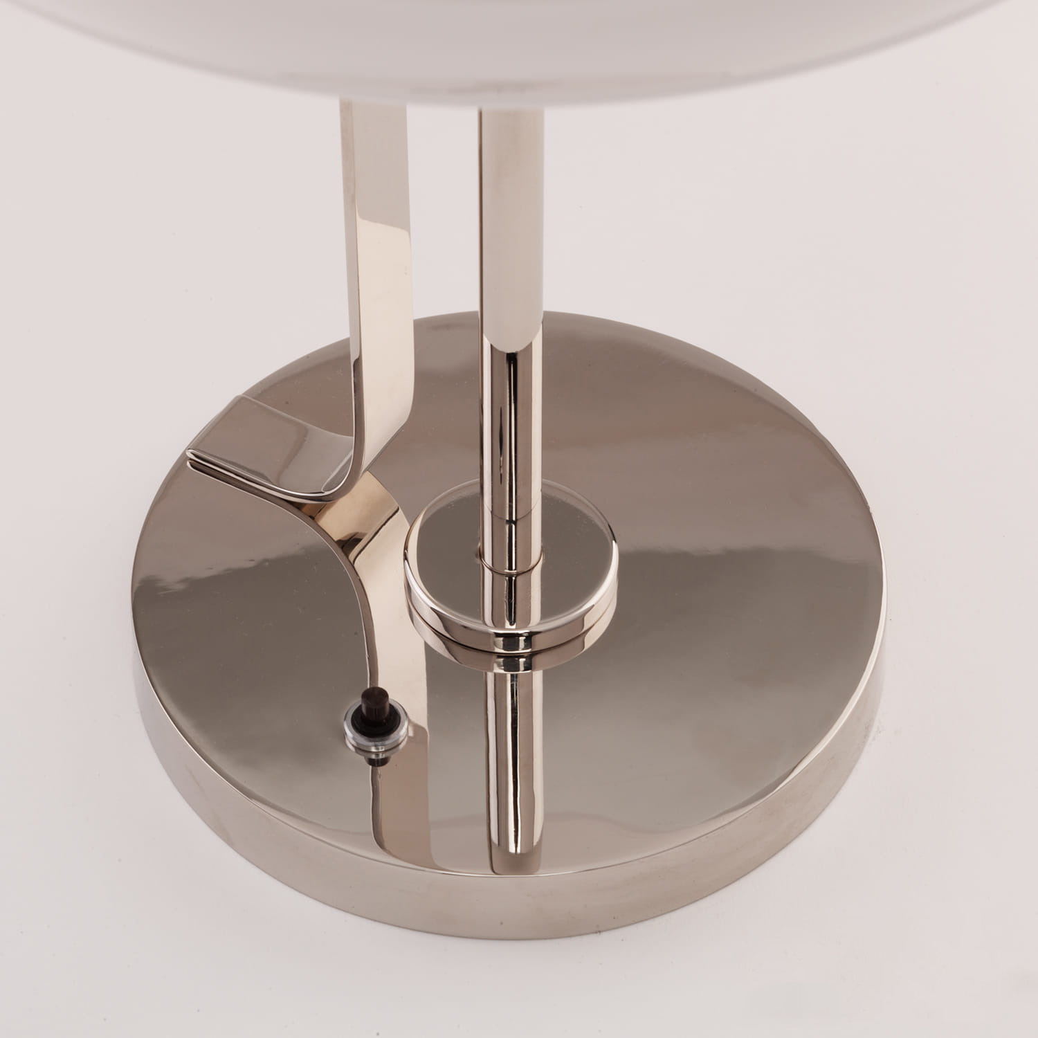 Elegante Messing-Tischleuchte aus Messing mit Opalglas-Schirm: Messing vernickelt