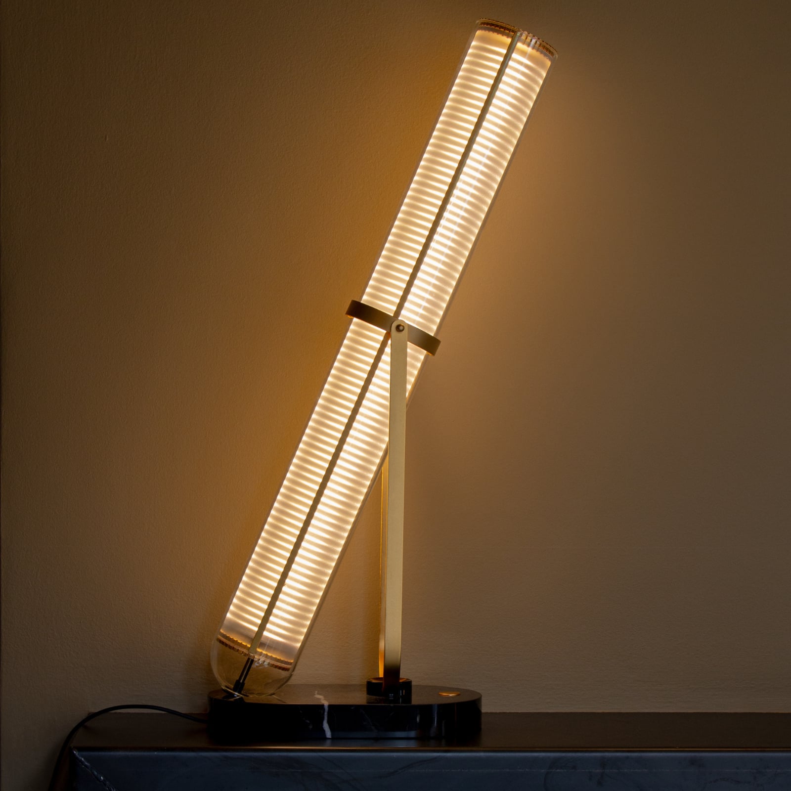 Außergewöhnliche Röhren-Tischleuchte FRECHIN Außergewöhnliche Röhren-Tischleuchte FRECHIN
