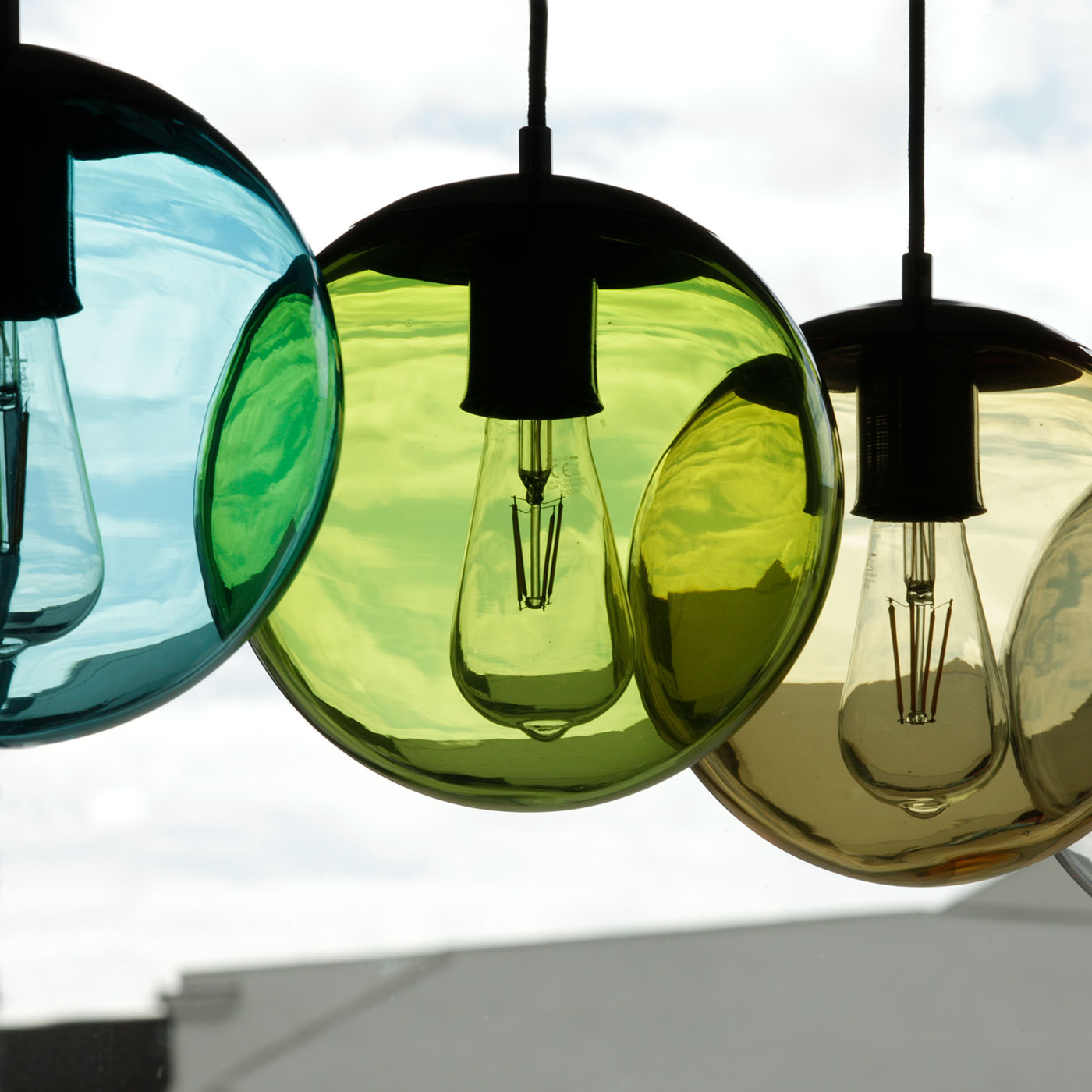 Bunt gefärbte Glaskugel-Leuchte, div. Glas-Farben, Ø 22 cm: Glas-Hängeleuchte mit farbiger Glaskugel: hier Türkis, Oliv-Grün, Bernstein-braun Glas