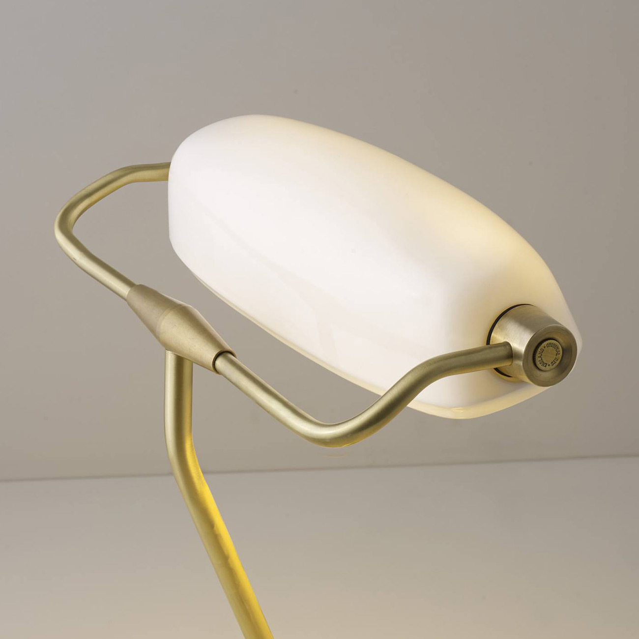 Englische „Banker's Lamp“-Tischleuchte mit Porzellanschirm, Bild 4