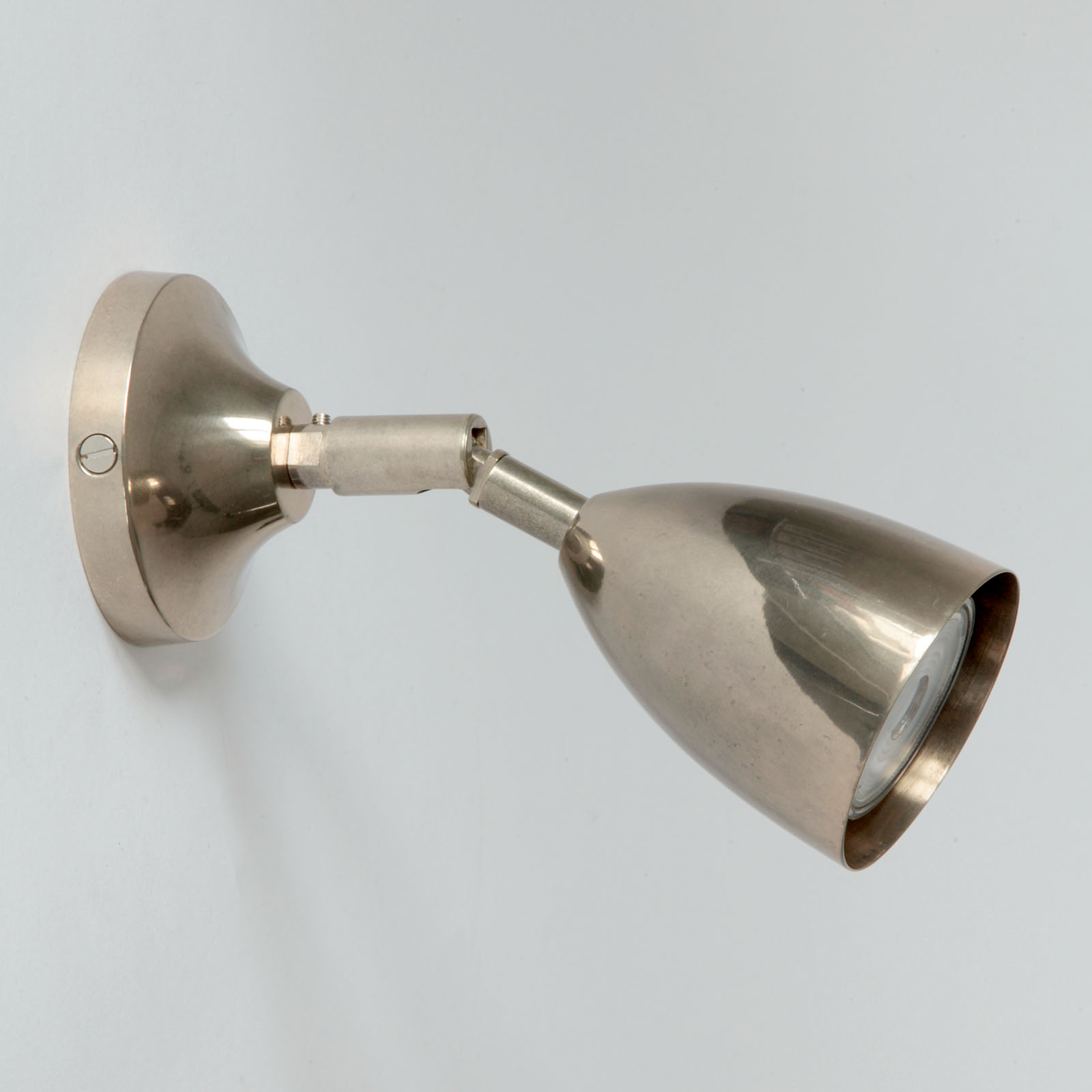 Kleine Strahler-Wandlampe aus Messing, z.B. am Bett: Alt-silbern patiniert 
