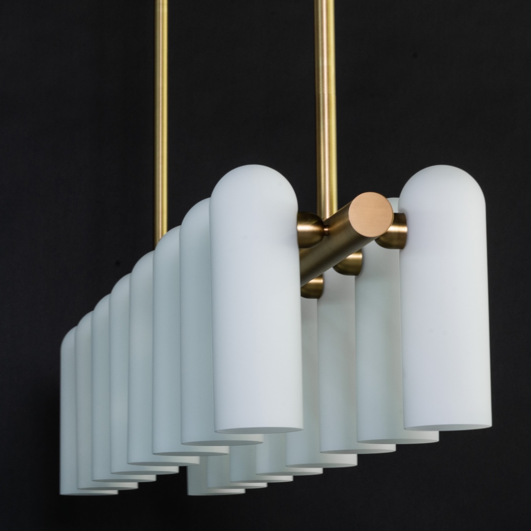 Langer Hängeleuchter ODYSSEY mit 16 Opalglas-Schirmen Langer Hängeleuchter ODYSSEY mit 16 Opalglas-Schirmen