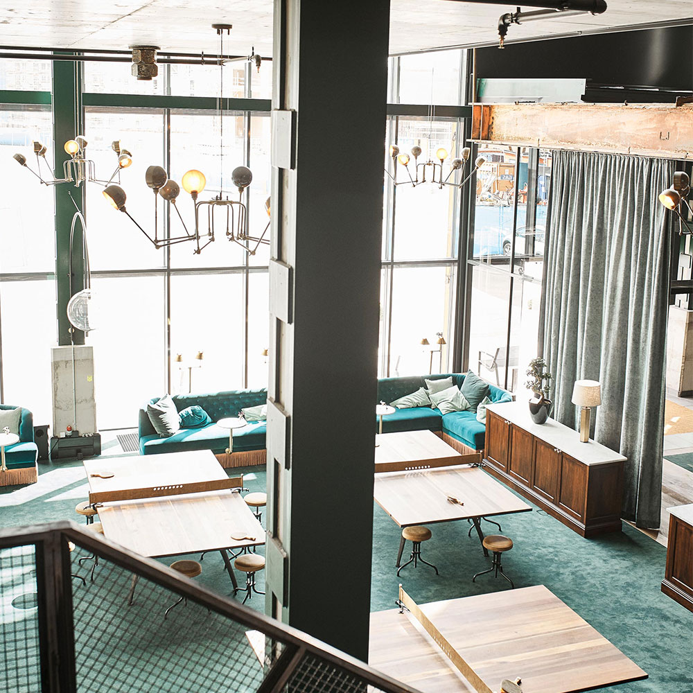 Bild 20: The Steam Hotel, Sweden. Designer: Spik Studio Blickfang: Hängeleuchter OCTOPUS mit acht Gelenkarmen: The Steam Hotel, Sweden. Designer: Spik Studio