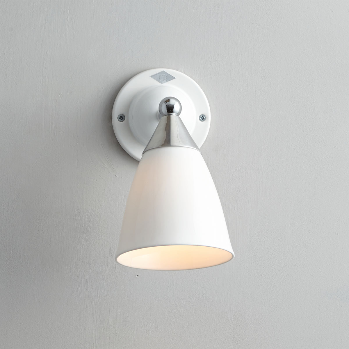 Verstellbare Art Déco-Wandlampe mit Porzellan-Schirm: Version ohne Schalter