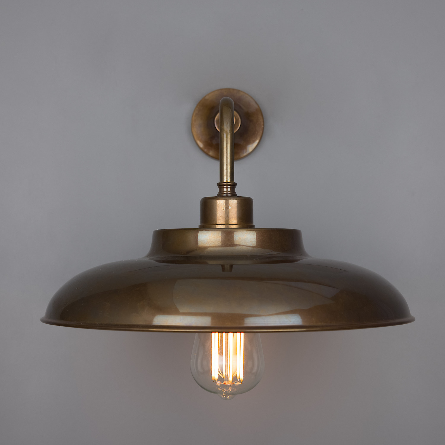 Industrial Wall Sconce With Flat Brass Shade: Alt-Messing patiniert