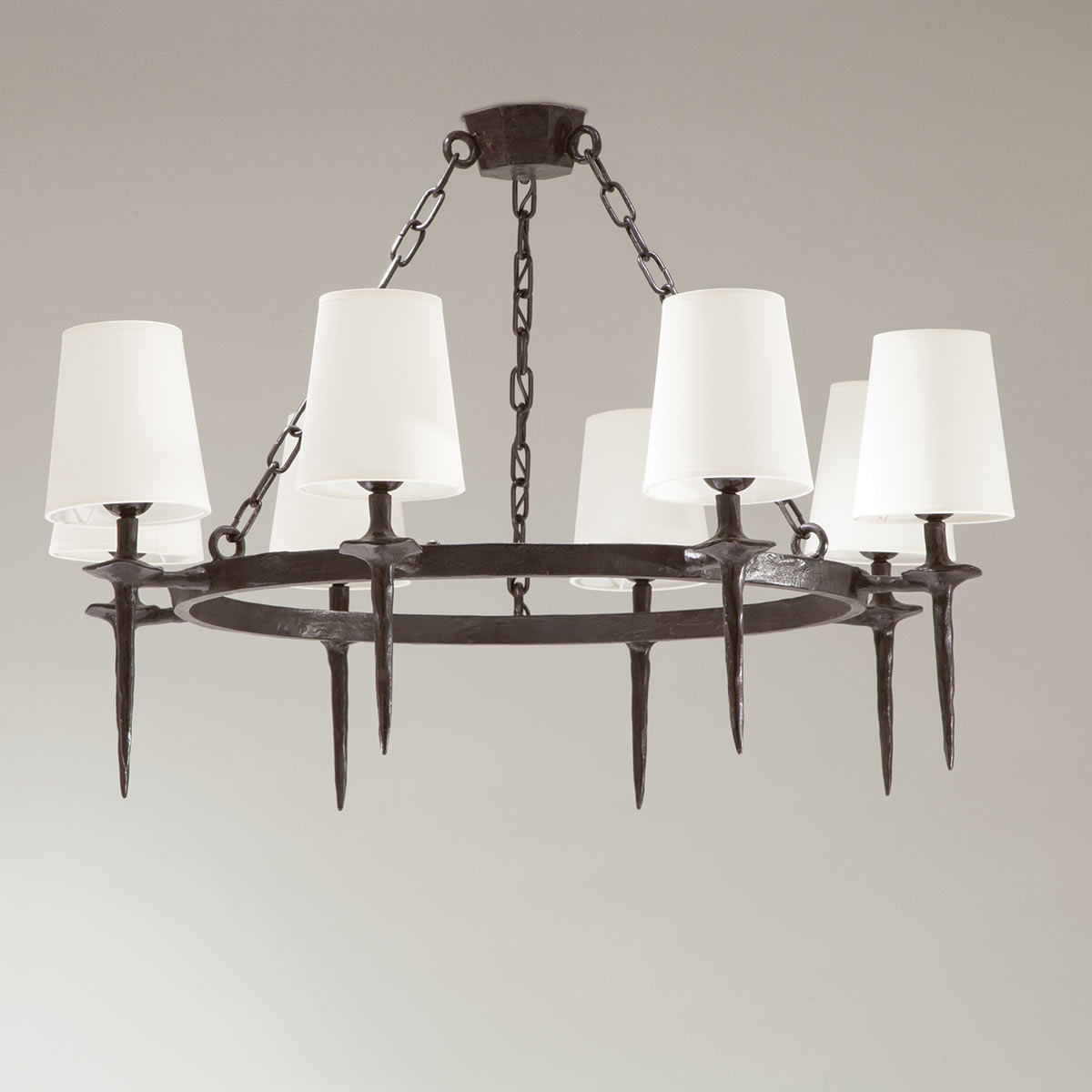 Exklusiver Bronzeguss-Lüster MANCHA mit acht Textilschirmen (Ø 91 cm) Exklusiver Bronzeguss-Lüster MANCHA mit acht Textilschirmen (Ø 91 cm)