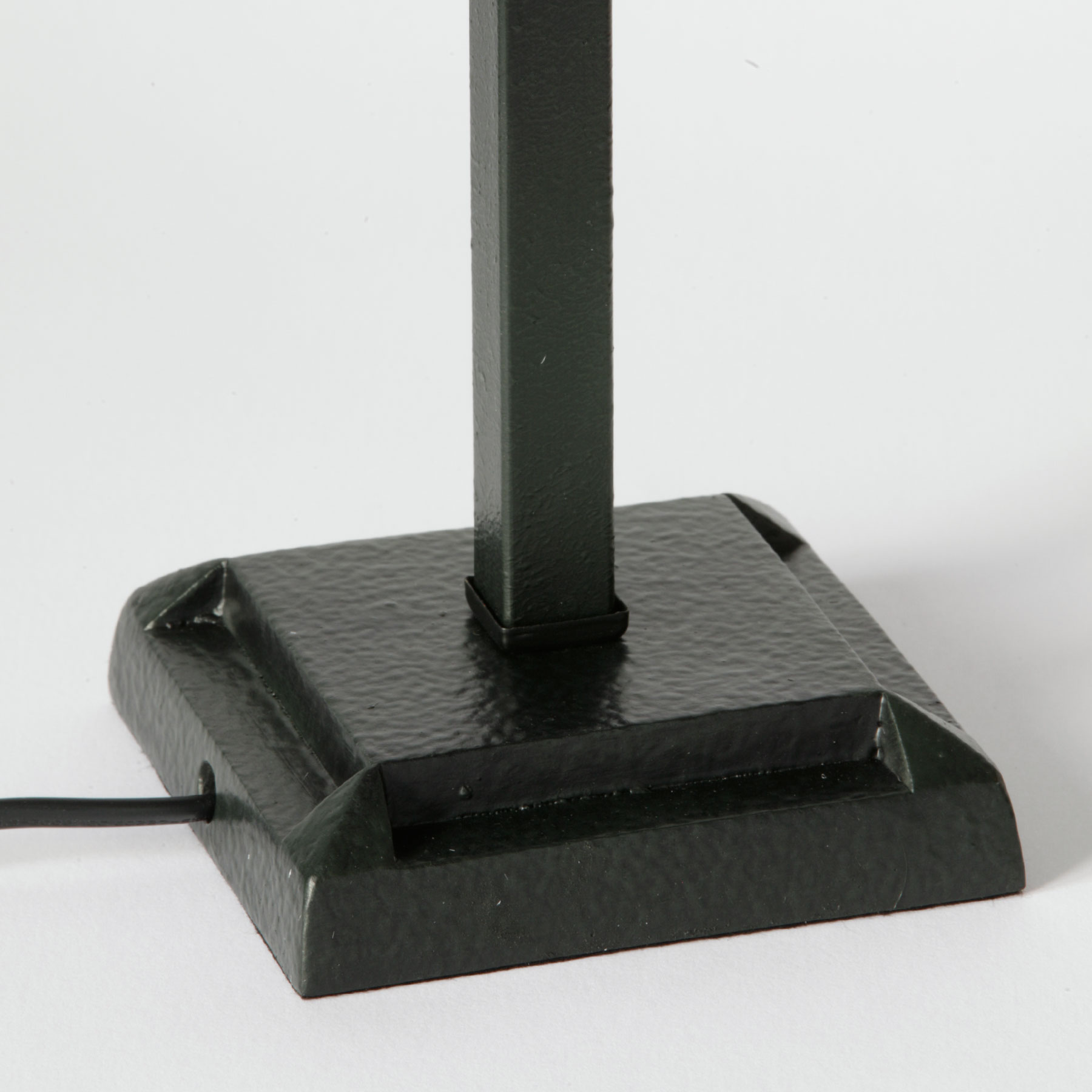 Kleine Tischleuchte mit rotem Blüten-Schirm aus Tiffany-Glas, Bild 6 Kleine Tischleuchte mit rotem Blüten-Schirm aus Tiffany-Glas, Bild 6