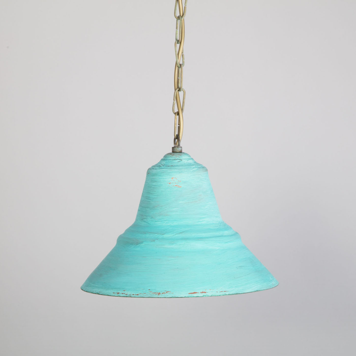 Bild 5: Detail der Ausführung in Grünspan-Patina (auf Anfrage) Rustikale Esstisch-Hängelampe aus patiniertem Messing: Detail der Ausführung in Grünspan-Patina (auf Anfrage)