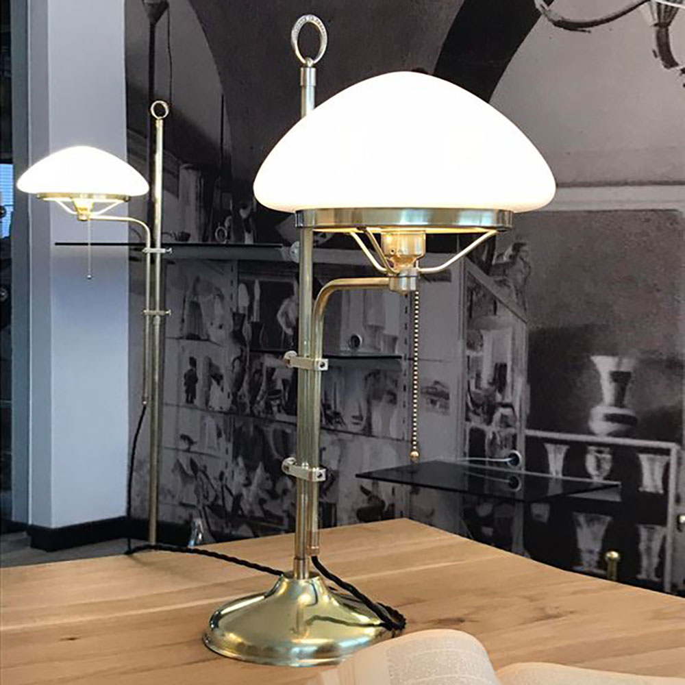 Messing-Tischleuchte mit Opalglas-Haube, höhenverstellbar: Klassische Tischlampe, höhenverstellbar (hier in Messing poliert und Zug-Schalter)