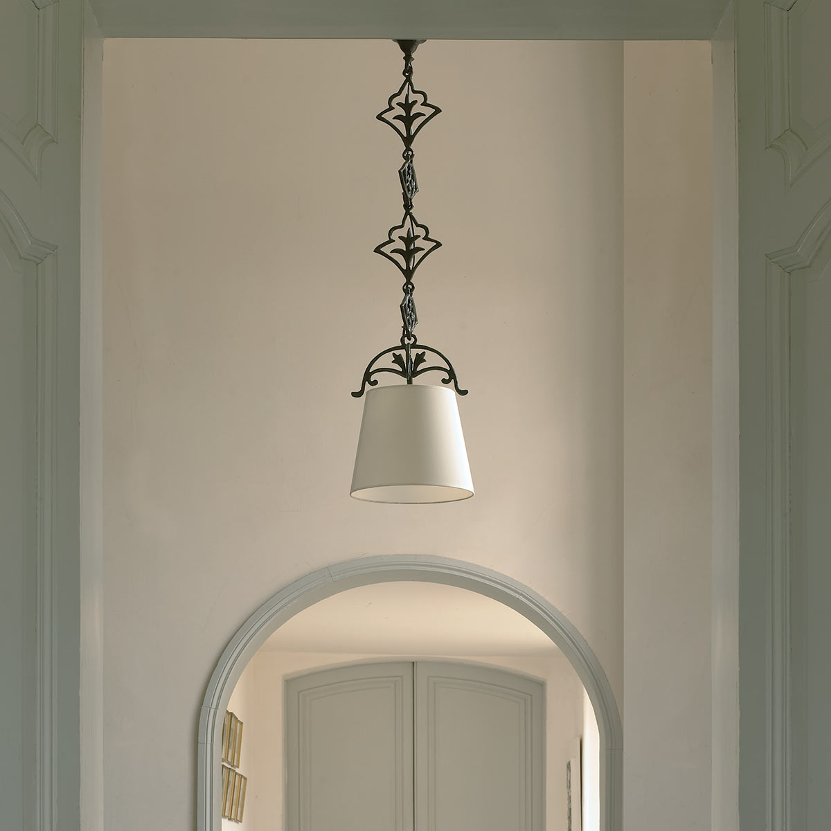 Hängeleuchte mit filigraner Bronzeguss-Aufhängung und Stoffschirm VÉRONE, Bild 7 Hängeleuchte mit filigraner Bronzeguss-Aufhängung und Stoffschirm VÉRONE, Bild 7