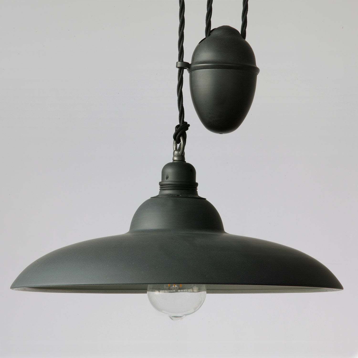 Bild 2: Die verstellbare Zug-Pendelleuchte mit Gegengewicht, hier „bleigrau“ Rustikale Pendelleuchte aus Holland, verstellbar mit Gegengewicht: Die verstellbare Zug-Pendelleuchte mit Gegengewicht, hier „bleigrau“