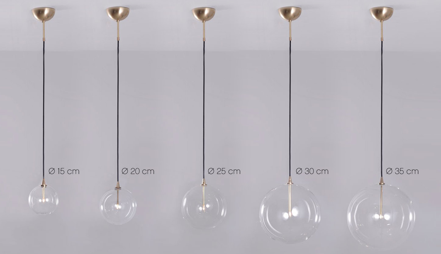 Elegante, moderne Glaskugel-Pendelleuchte (Borosilikatglas, Ø 15 bis 35 cm): Die Leuchte ist mit Kugel-Durchmessern von 15 cm bis 35 cm lieferbar.