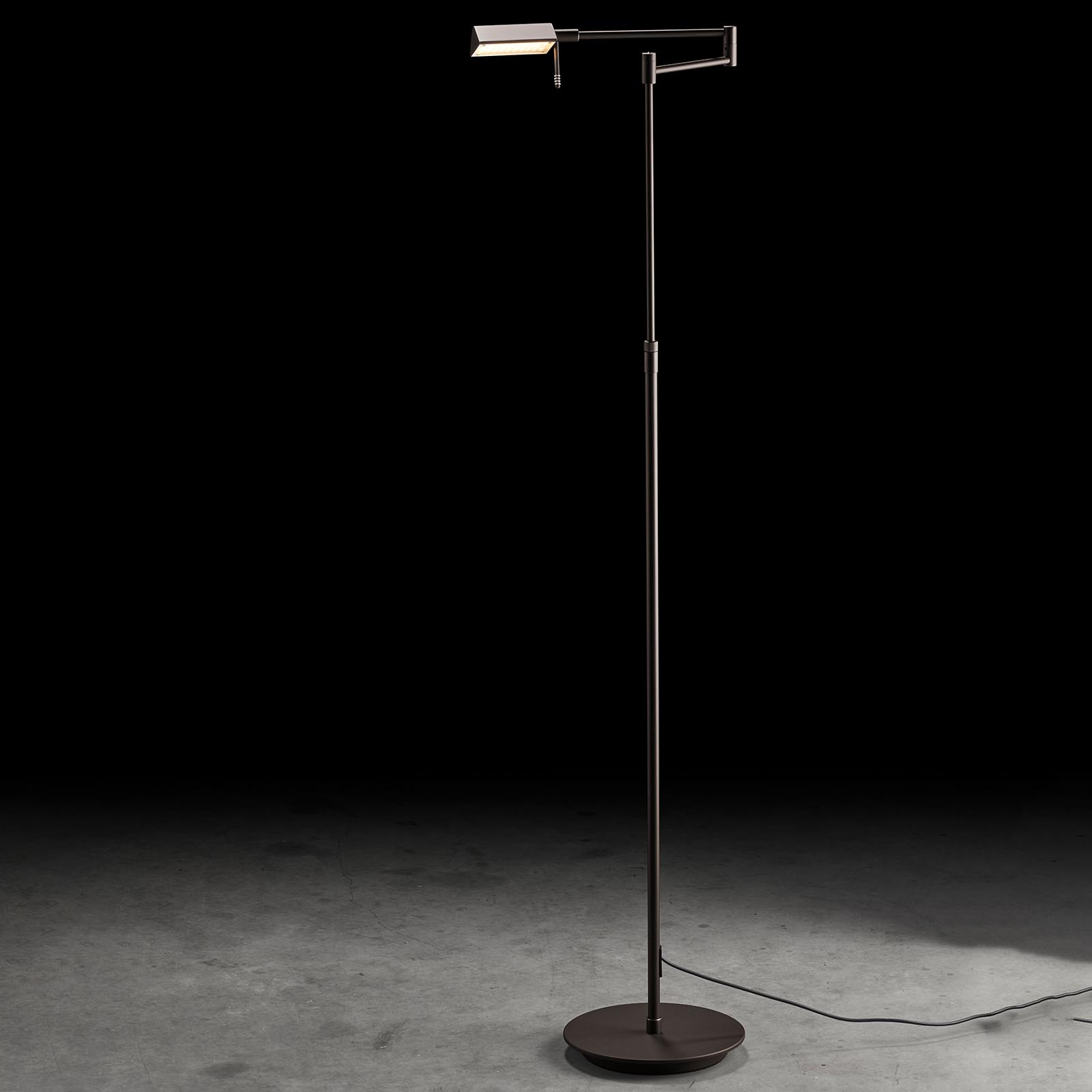 Jointed brass floor light 6914 with true color LED and dimmer: Abgebildet in der Oberfläche Fumé matt