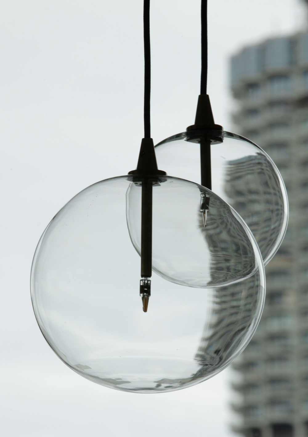 Elegante, moderne Glaskugel-Pendelleuchte (Borosilikatglas, Ø 15 bis 35 cm): Die Hängeleuchte mit 15 und 20 cm Durchmesser