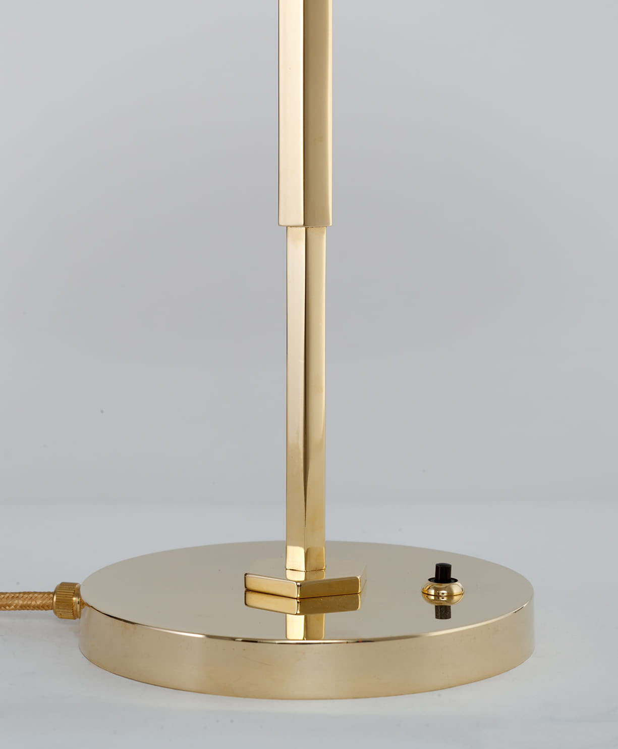 Elegante Messing-Tischleuchte im Art déco-Design mit Halbkugel-Glasschirm: Mit Druckschalter am Sockel