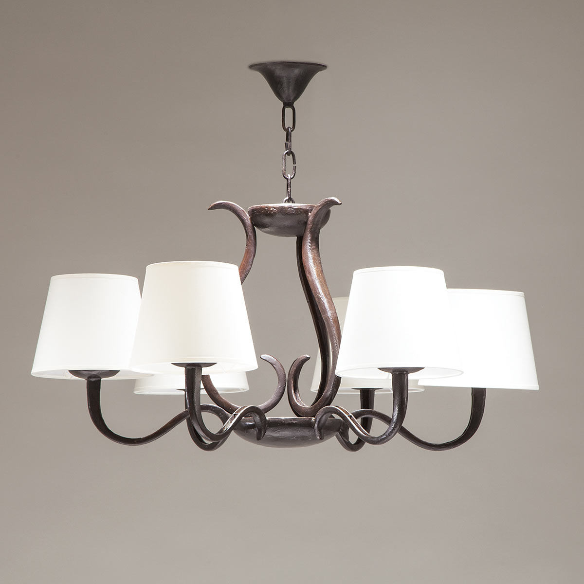 Manufaktur-Lüster OCTAVE aus Bronzeguss mit Stoffschirmen (Ø 83 cm) Manufaktur-Lüster OCTAVE aus Bronzeguss mit Stoffschirmen (Ø 83 cm)