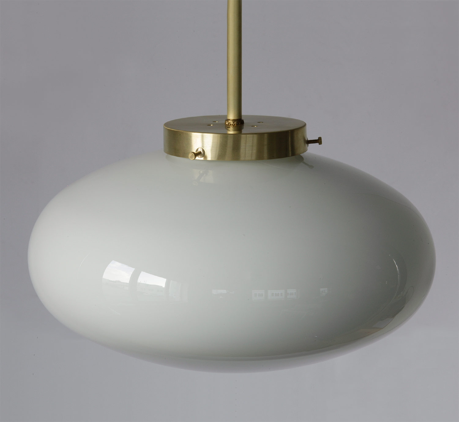 Klassische Messing-Pendelleuchte mit Opalglas COUP: Opalglasschirm des großen Modells mit Ø 28 cm