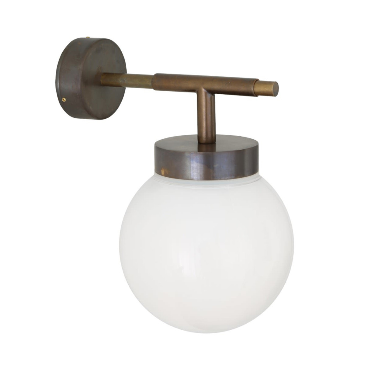 Moderne Badezimmer-Wandlampe mit Glaskugel, IP65: Moderne Wandlampe, IP65 für Bäder geeignet, hier mit opaler Glaskugel in Alt-Messing patiniert