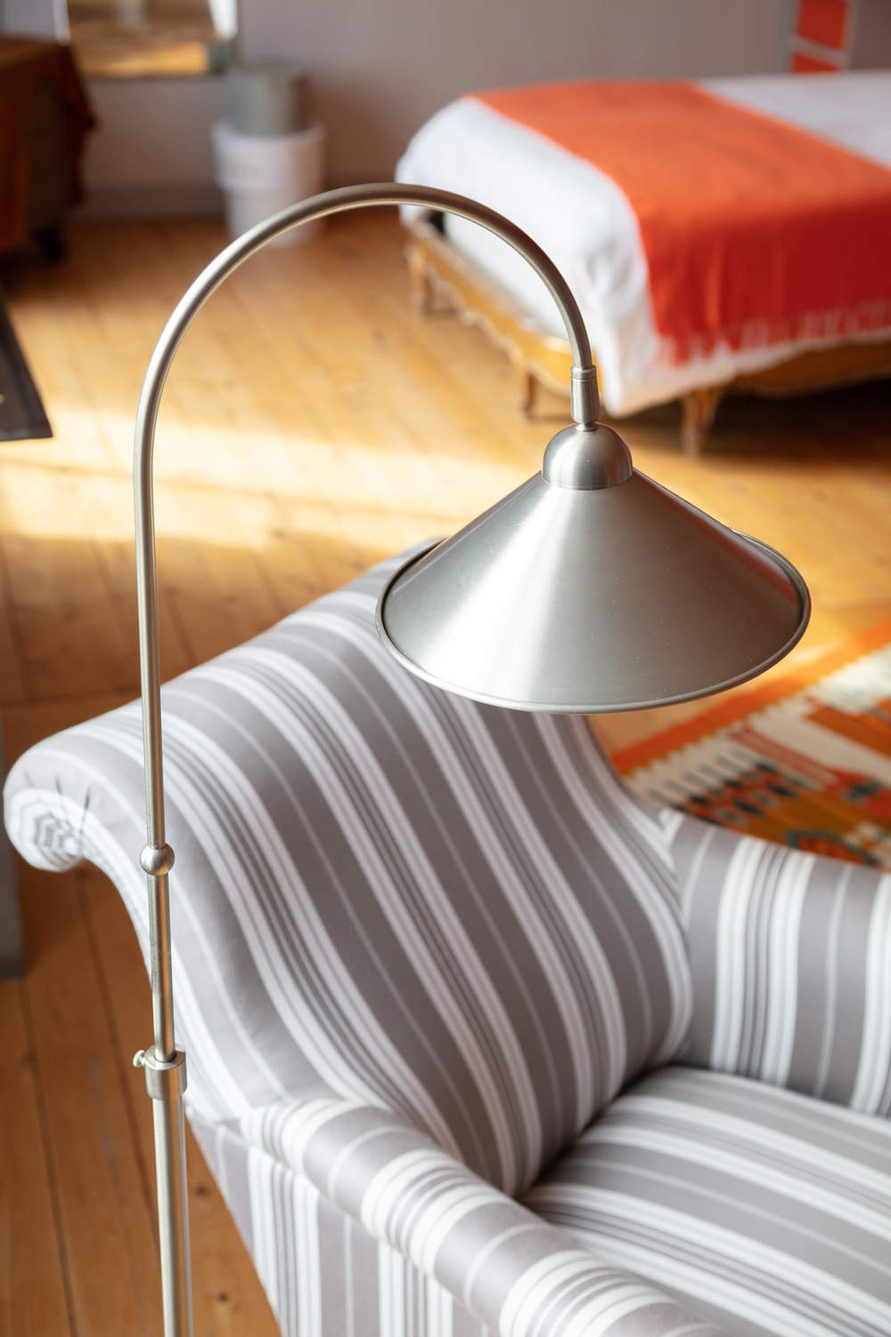 Bild 10: Ausführung Nickel satiniert Französische Messing-Stehleuchte mit Bogen-Arm TOKYO: Ausführung Nickel satiniert