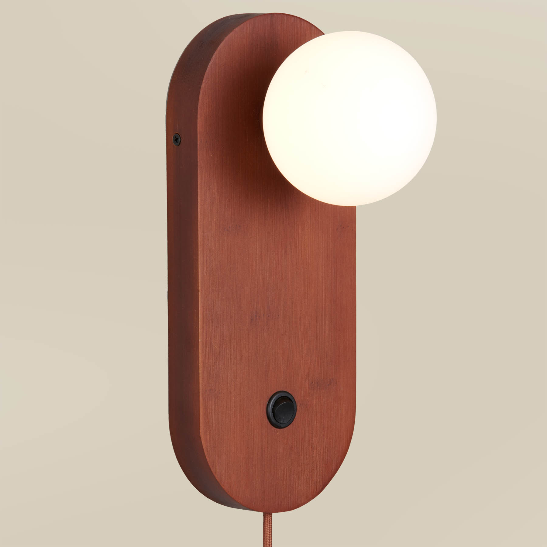 Schlichte Akzent-Wandleuchte aus Bambus mit kleinem, mattiertem Kugelglas