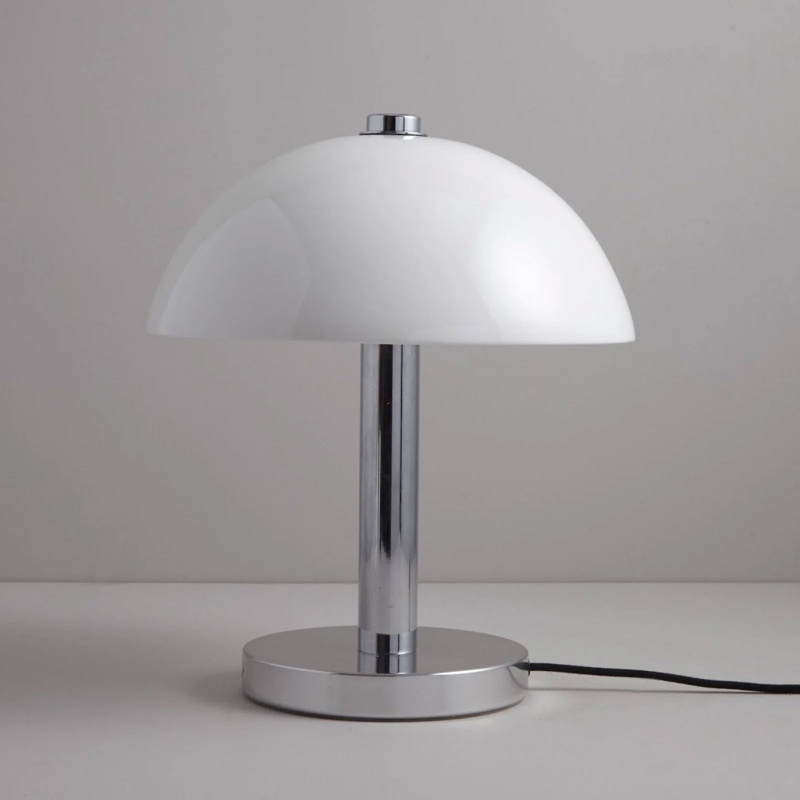 Pilz-Tischleuchte mit Schirm aus Porzellan COSMO: hier in der glatten Ausführung 