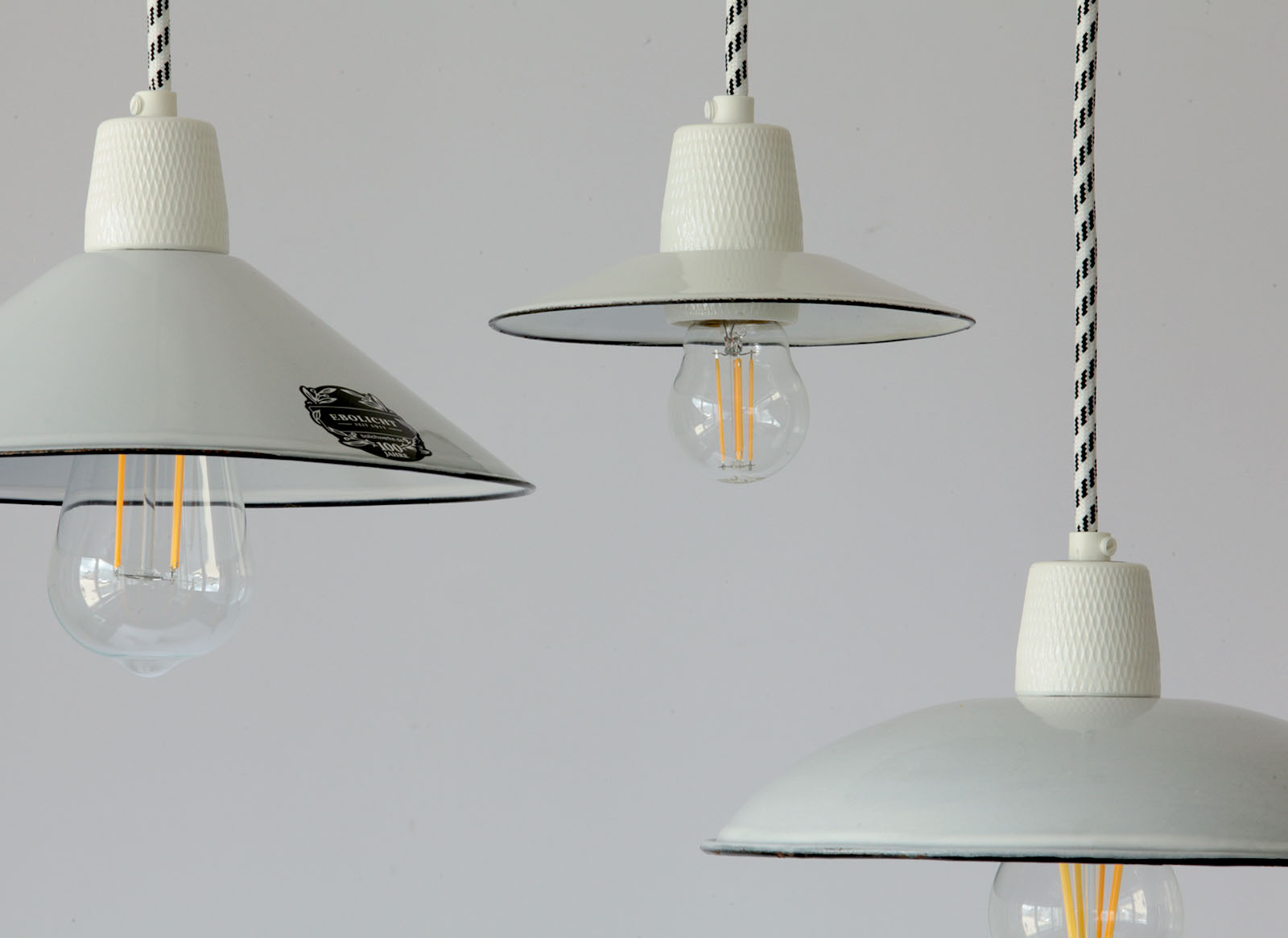 Fig. 4: Die Leuchte macht auch in Kombination mit anderen antiken Schirm-Hängeleuchten von Bolich eine gute Figur Unique Pieces with Antique Enamel Shades: Bonn Pendant Lamp 150 mm: Die Leuchte macht auch in Kombination mit anderen antiken Schirm-Hängeleuchten von Bolich eine gute Figur