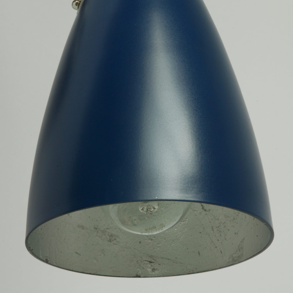 Elegante italienische 50er Jahre-Stehleuchte mit Marmor-Sockel: Nach unten mit E27-Fassung (hier ein Schirm in Saphirblau, innen Blattsilber)
