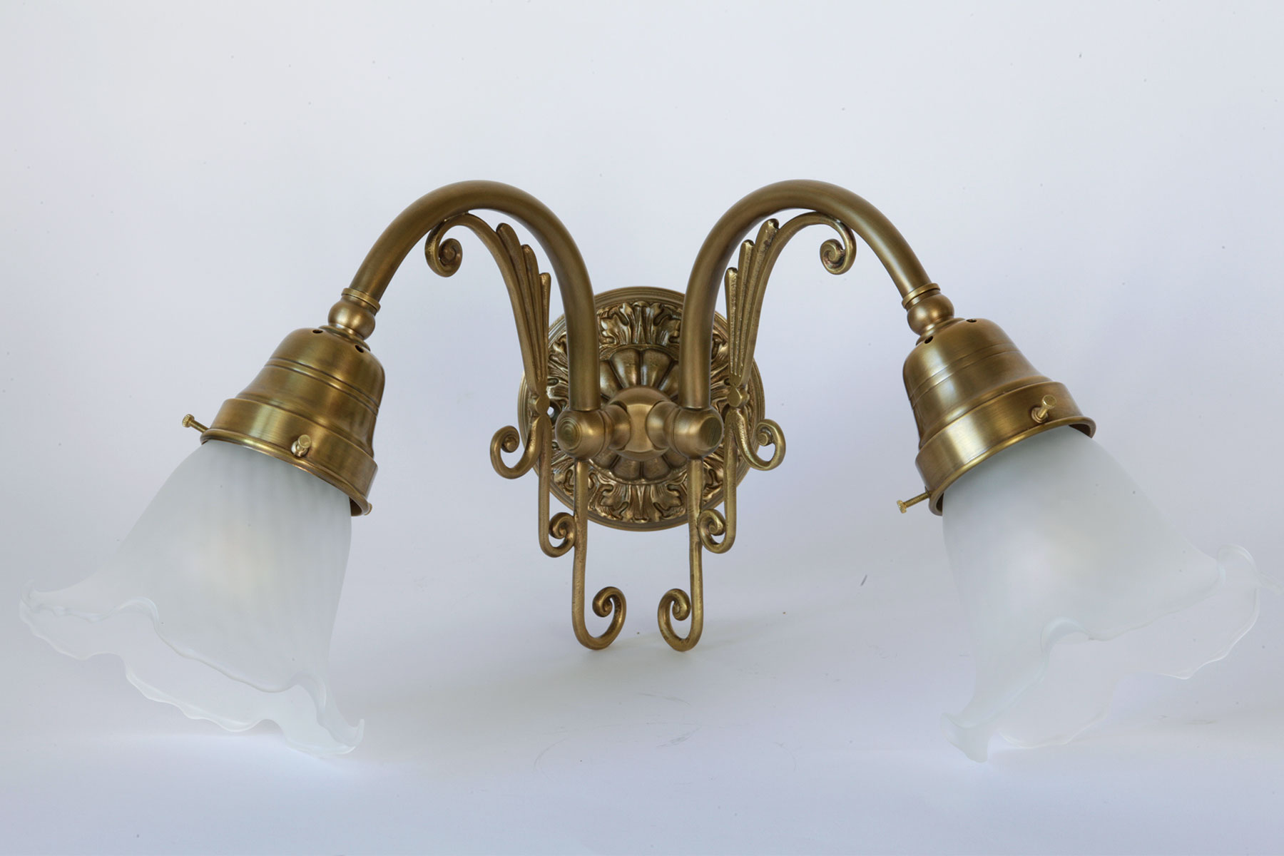 Bild 6: Messing antik patiniert Filigrane Doppel-Wandleuchte mit Jugendstil-Ornamenten: Messing antik patiniert