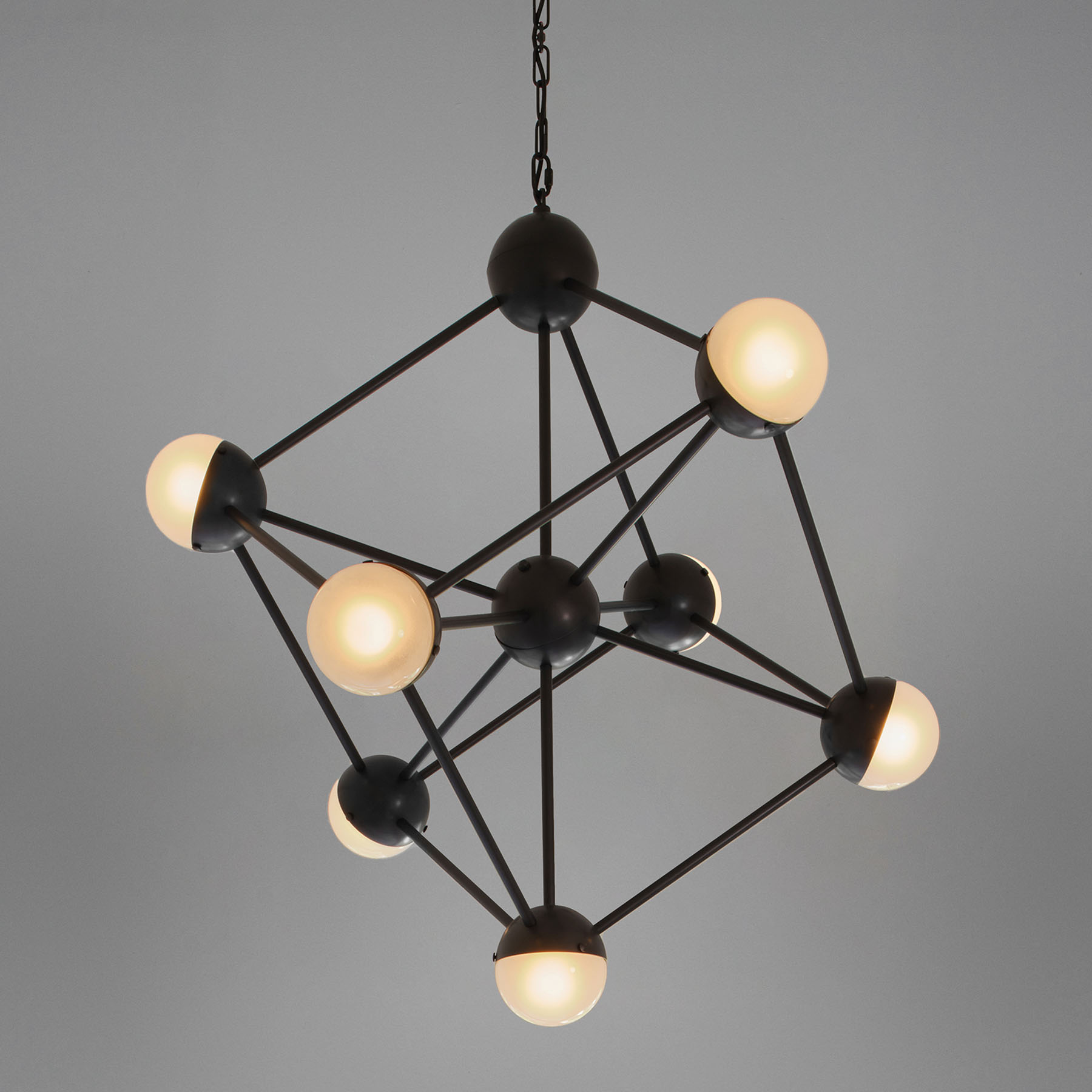 Außergewöhnlicher Hängeleuchter MOLECULE mit sieben Brennstellen Außergewöhnlicher Hängeleuchter MOLECULE mit sieben Brennstellen
