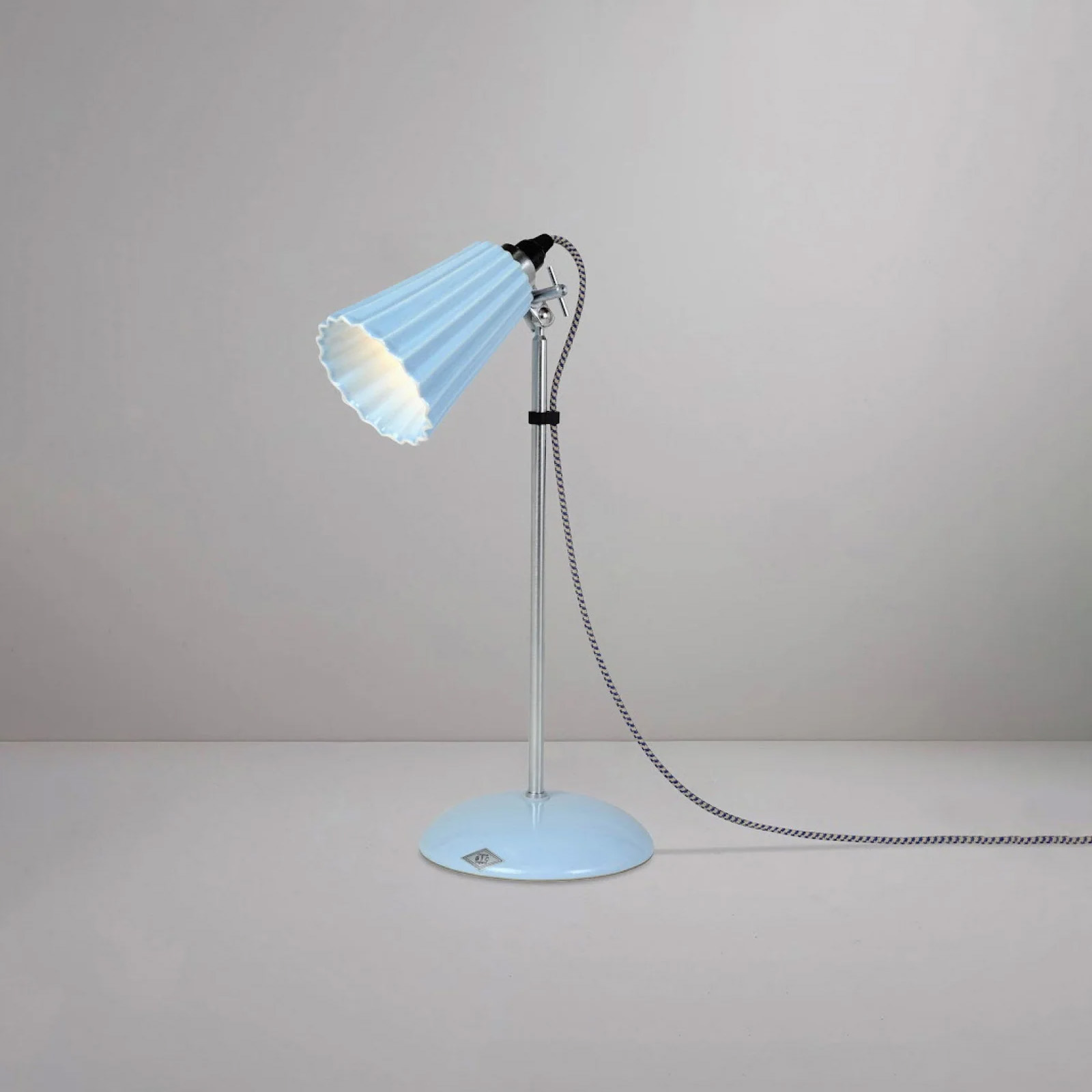 Charming bedside lamp made of porcelain, Fig. 7