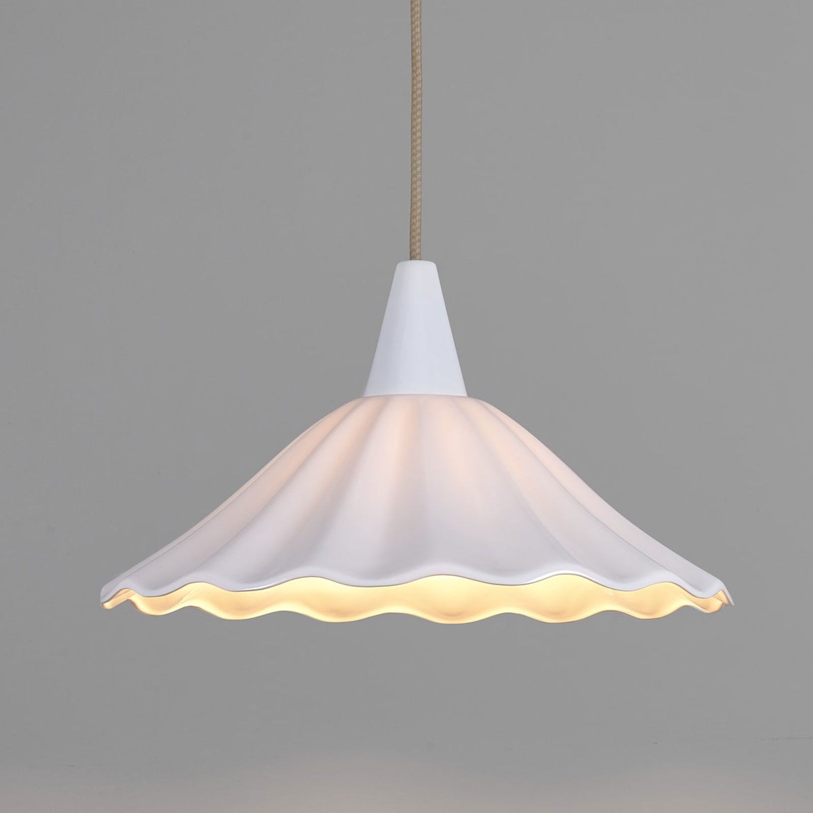 Bild 1: Eine hübsche Porzellan-Pendelleuchte für den Esstisch Tisch-Hängeleuchte mit gewelltem Porzellanschirm CHRISTIE 36: Eine hübsche Porzellan-Pendelleuchte für den Esstisch