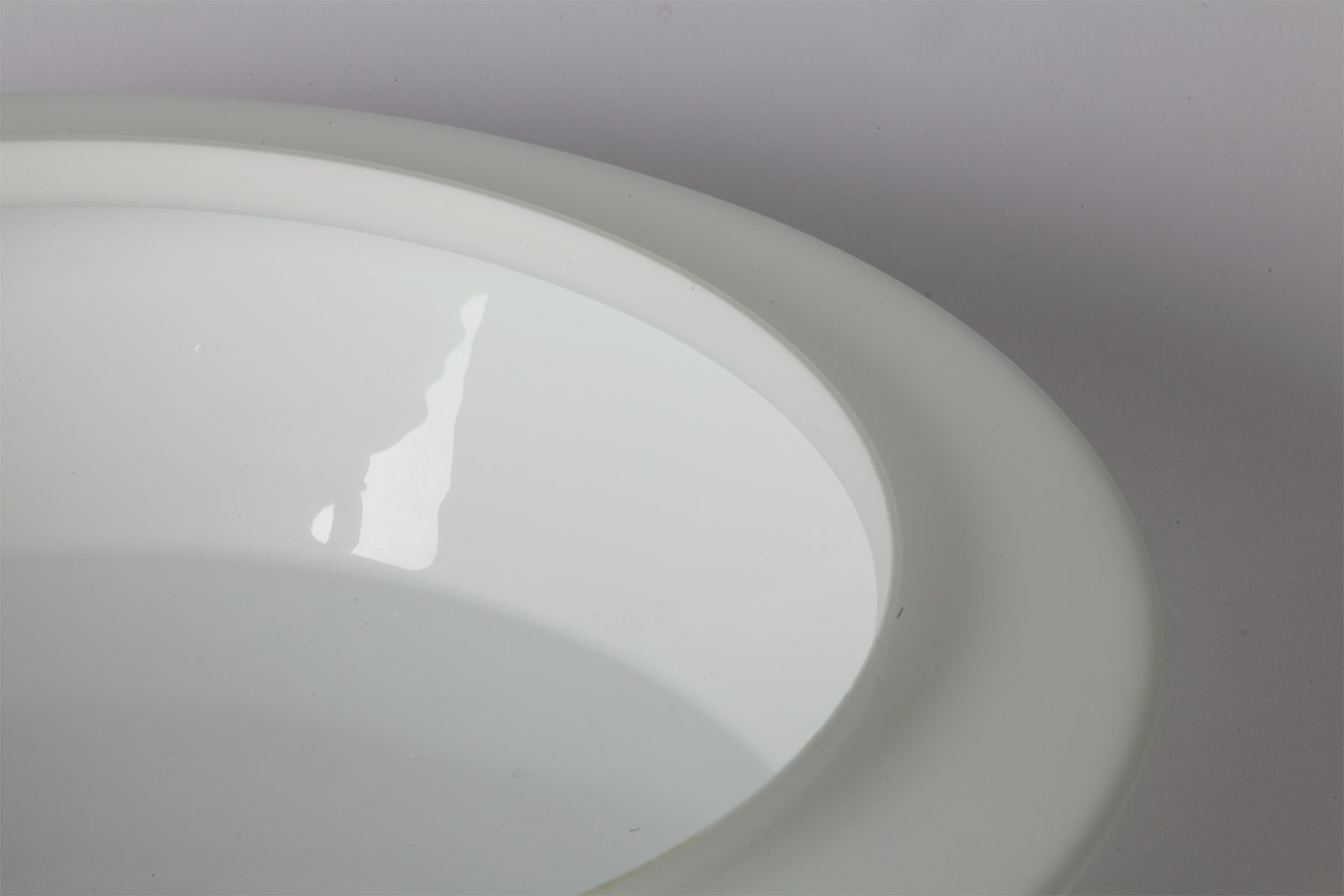 Bild 6: Hochwertiges Triplex-Opalglas, außen samtig mattiert Stab-Pendelleuchte AURORA mit flach gewölbtem Opalglas-Schirm: Hochwertiges Triplex-Opalglas, außen samtig mattiert