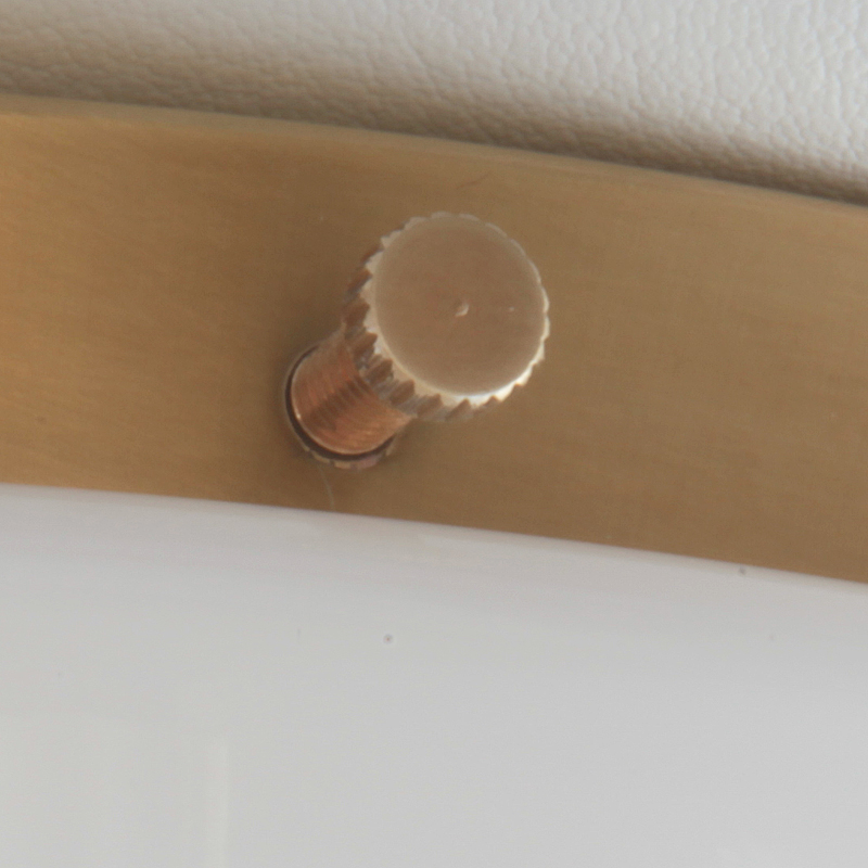 Klassische, flach gewölbte Glas-Deckenlampe Ø 26 cm: Rändelschraube, Ausführung „goldgelb handpatiniert“