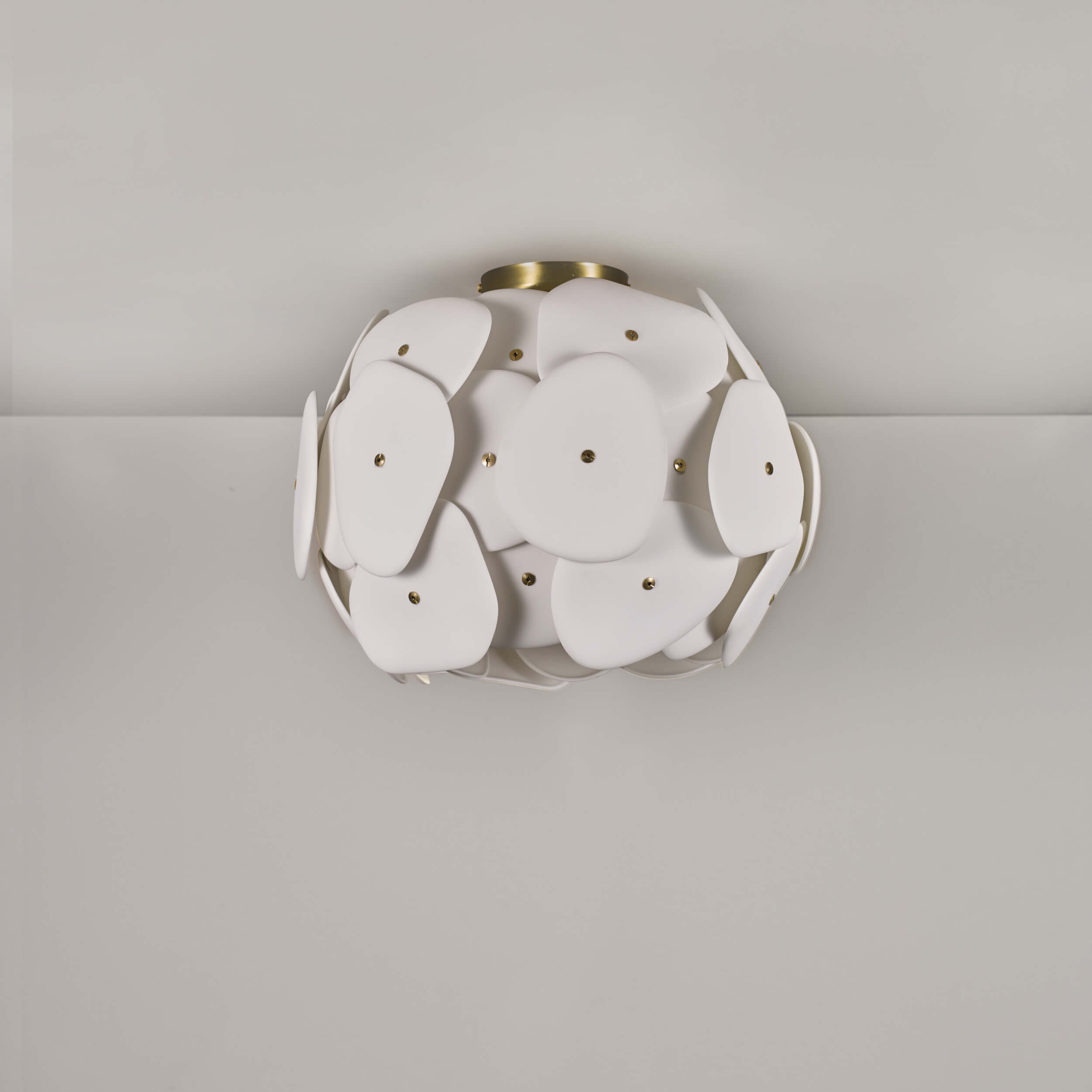 Deckenleuchte PEBBLE aus filigranen Porzellan-Platten, Ø 45 cm: Im ausgeschalteten Zustand erscheint das Knochen-Porzellan ganz weiß