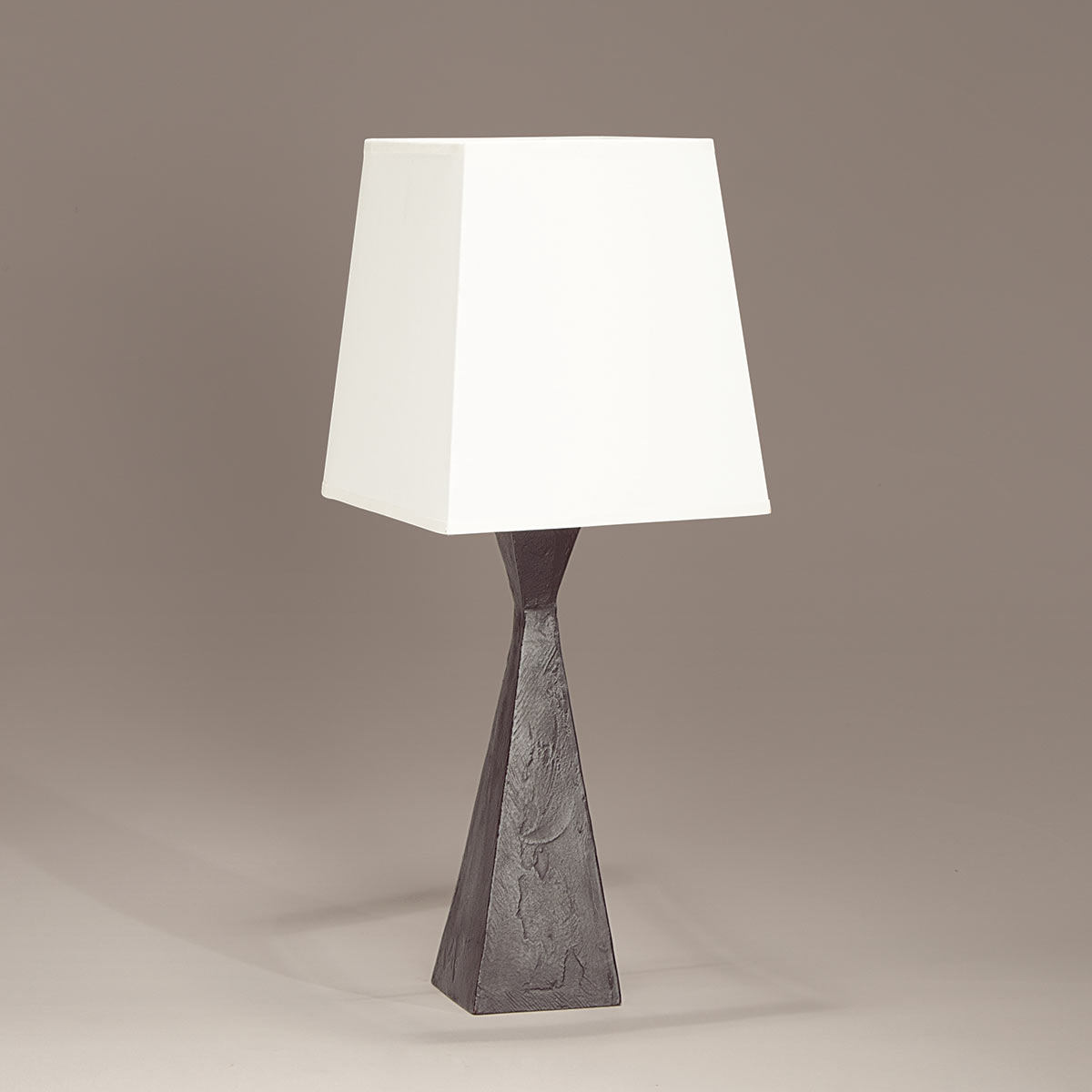 Skulpturale Bronzeguss-Tischleuchte PETITE PABLO mit Stoffschirm Skulpturale Bronzeguss-Tischleuchte PETITE PABLO mit Stoffschirm