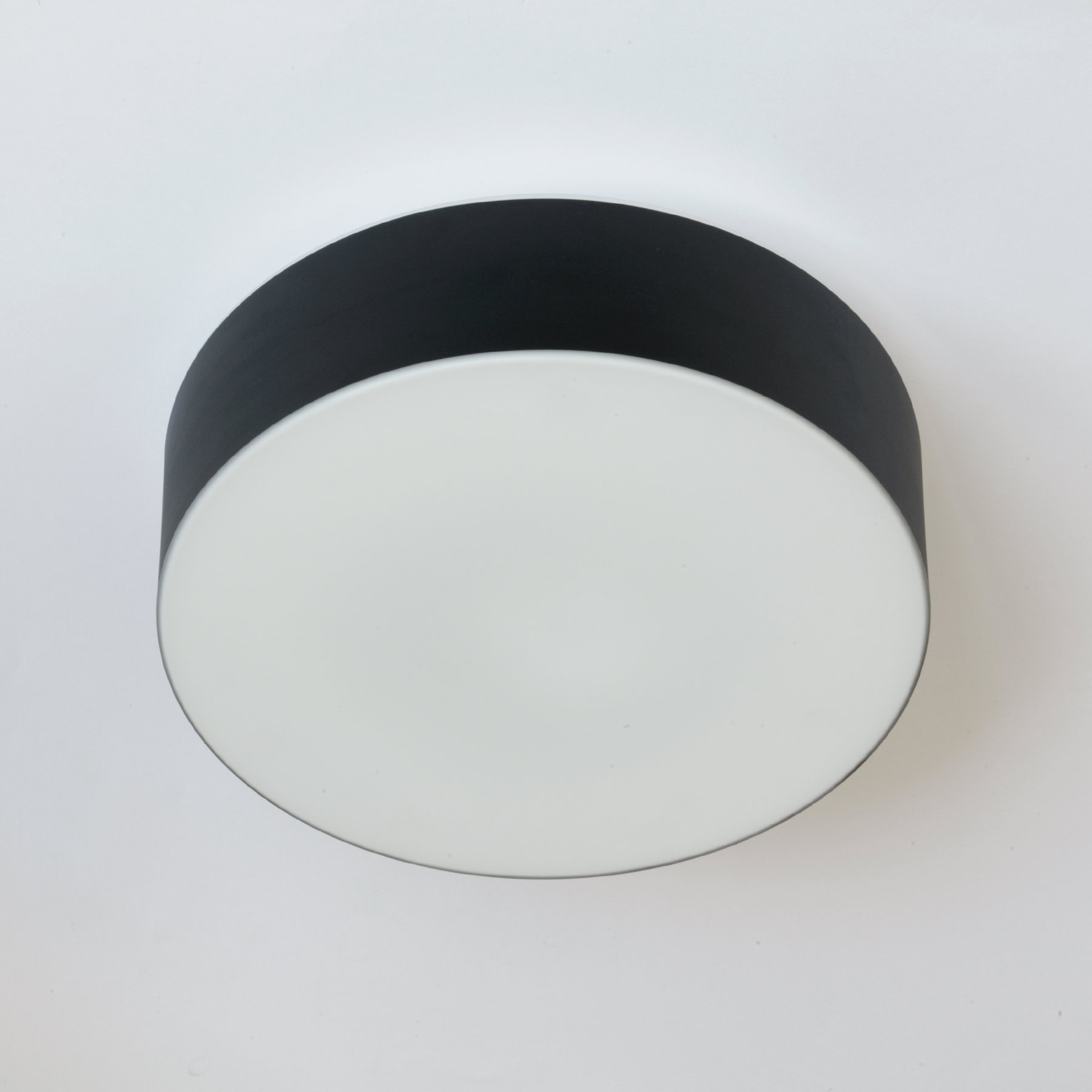 Runde Opalglas-Deckenleuchte ERIK mit schwarzer Blende, Ø 34 bis 54 cm: Elegante Glas-Deckenleuchte mit schwarzem Rand (hier Größe S mit 34 cm Durchmesser)