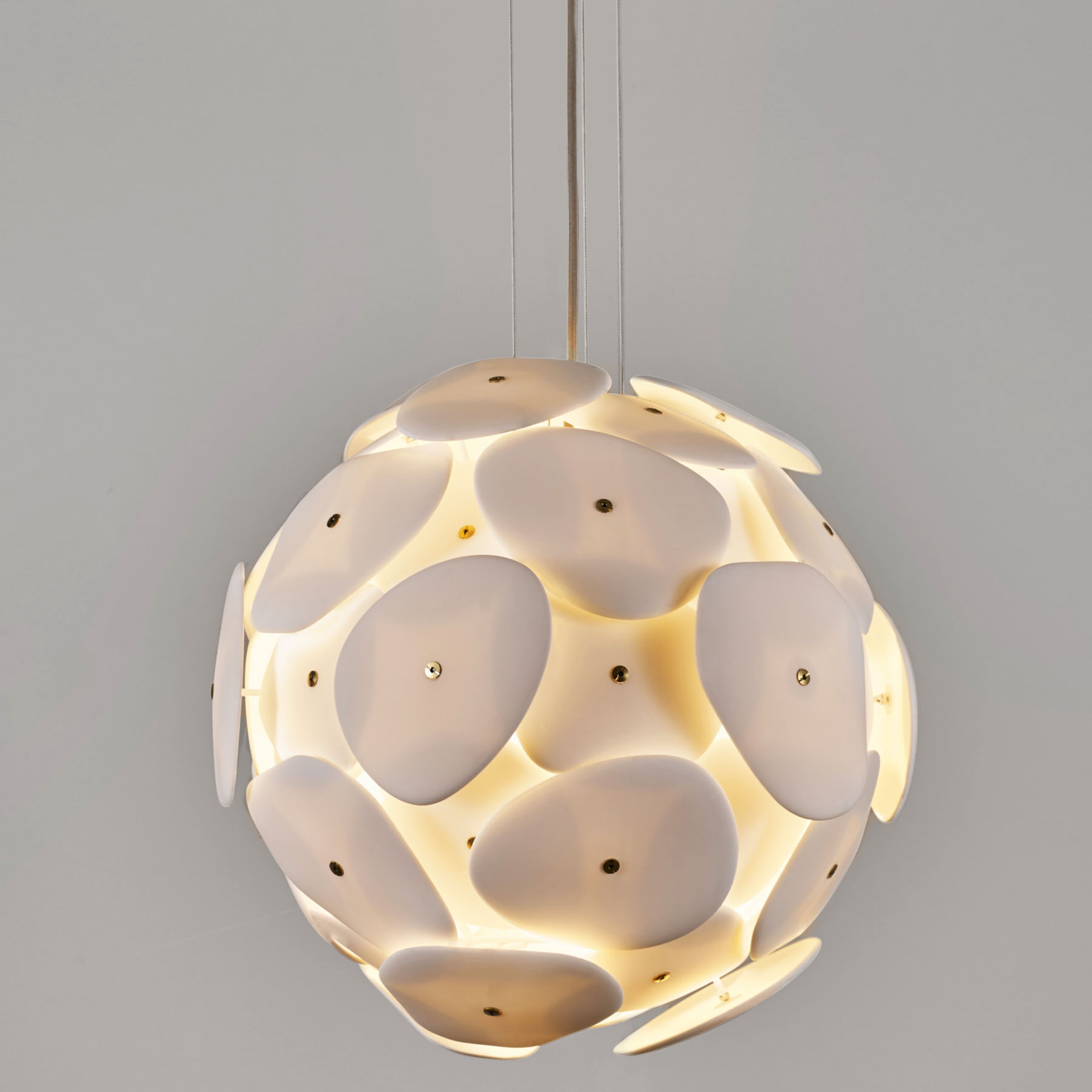 Faszinierende Hängeleuchte PEBBLE aus filigranen Porzellan-Platten Faszinierende Hängeleuchte PEBBLE aus filigranen Porzellan-Platten