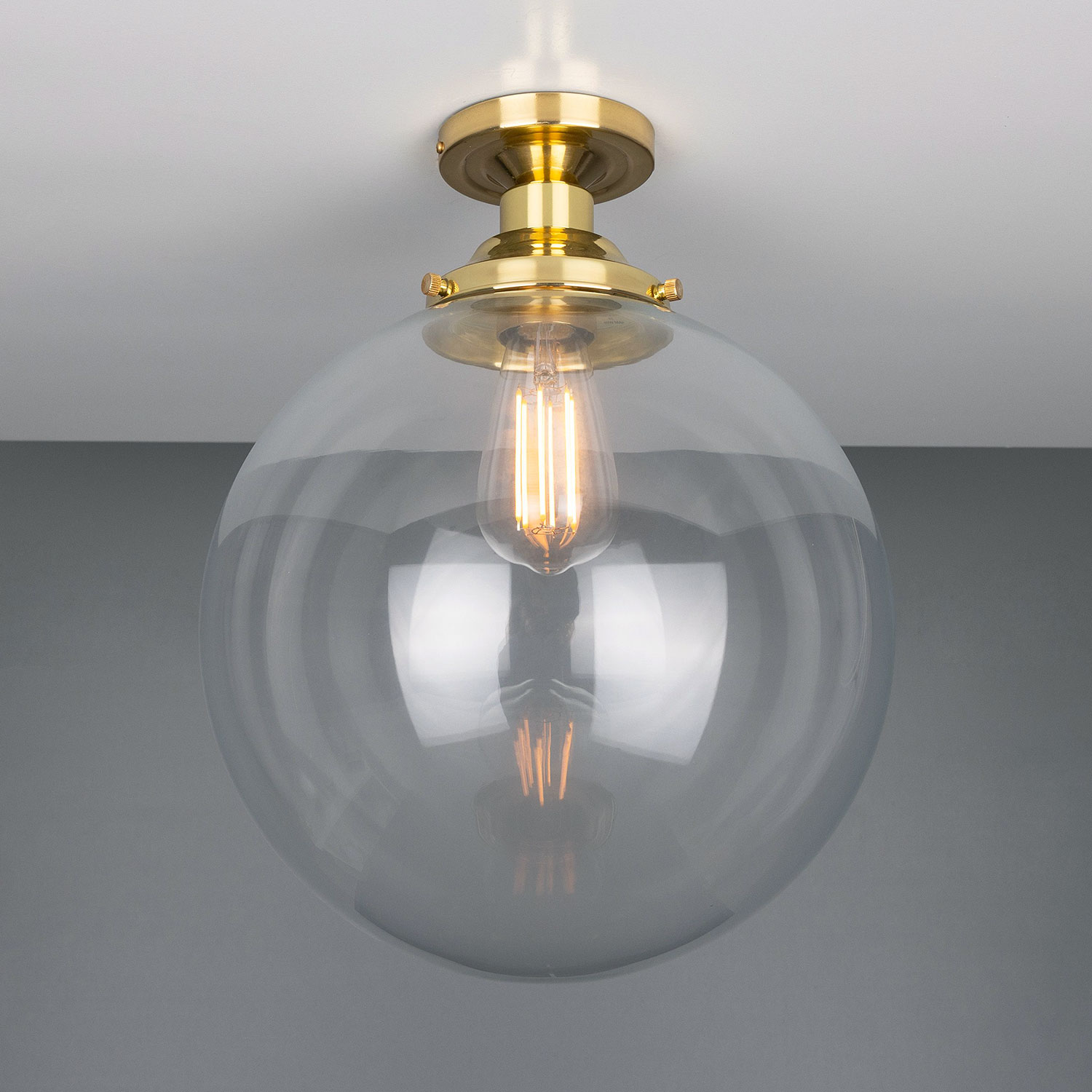 Zeitlose Glaskugel-Deckenleuchte in drei Größen Ø 20/25/30 cm: Deckenlampe mit 30 cm-Glaskugel (Messingteile poliert)
