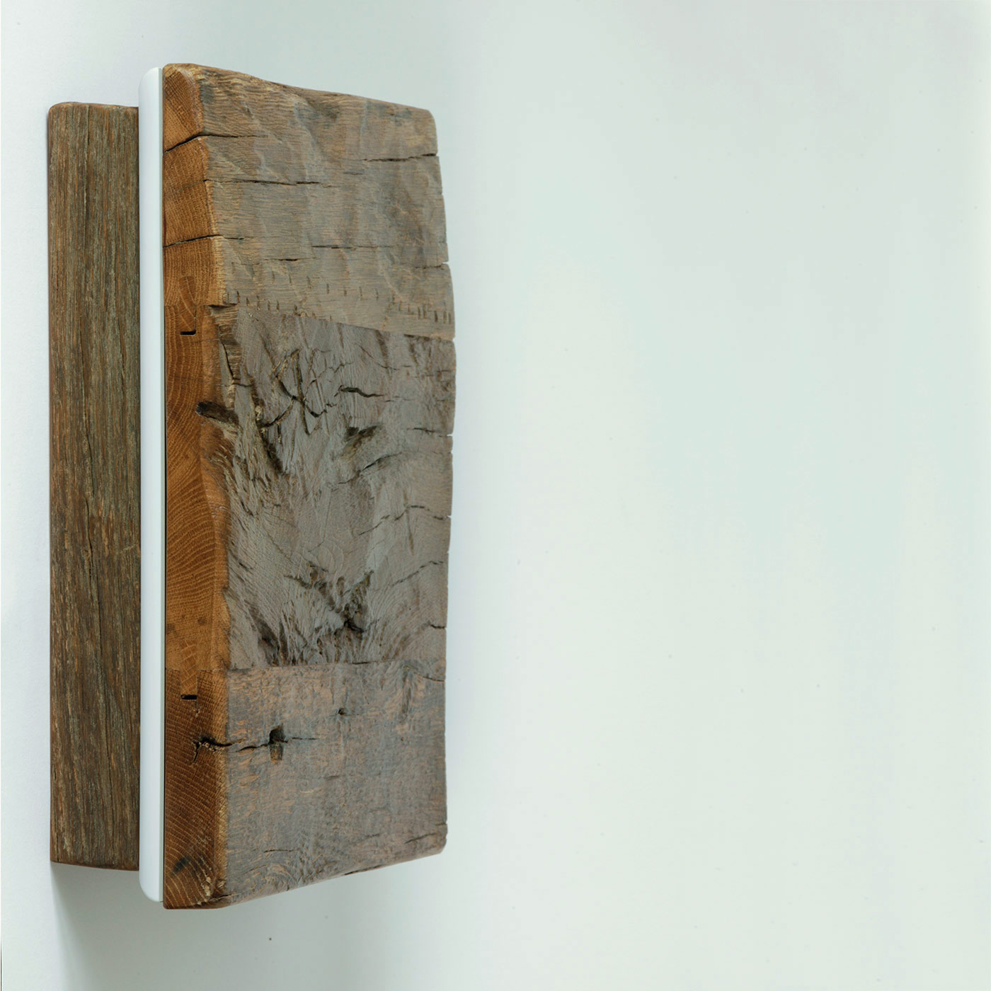 Quadratische Wandleuchte aus antikem Massivholz (40 cm): Flache Wandleuchte aus antiken Holzbalken (hier Eiche antik Patina 1R=