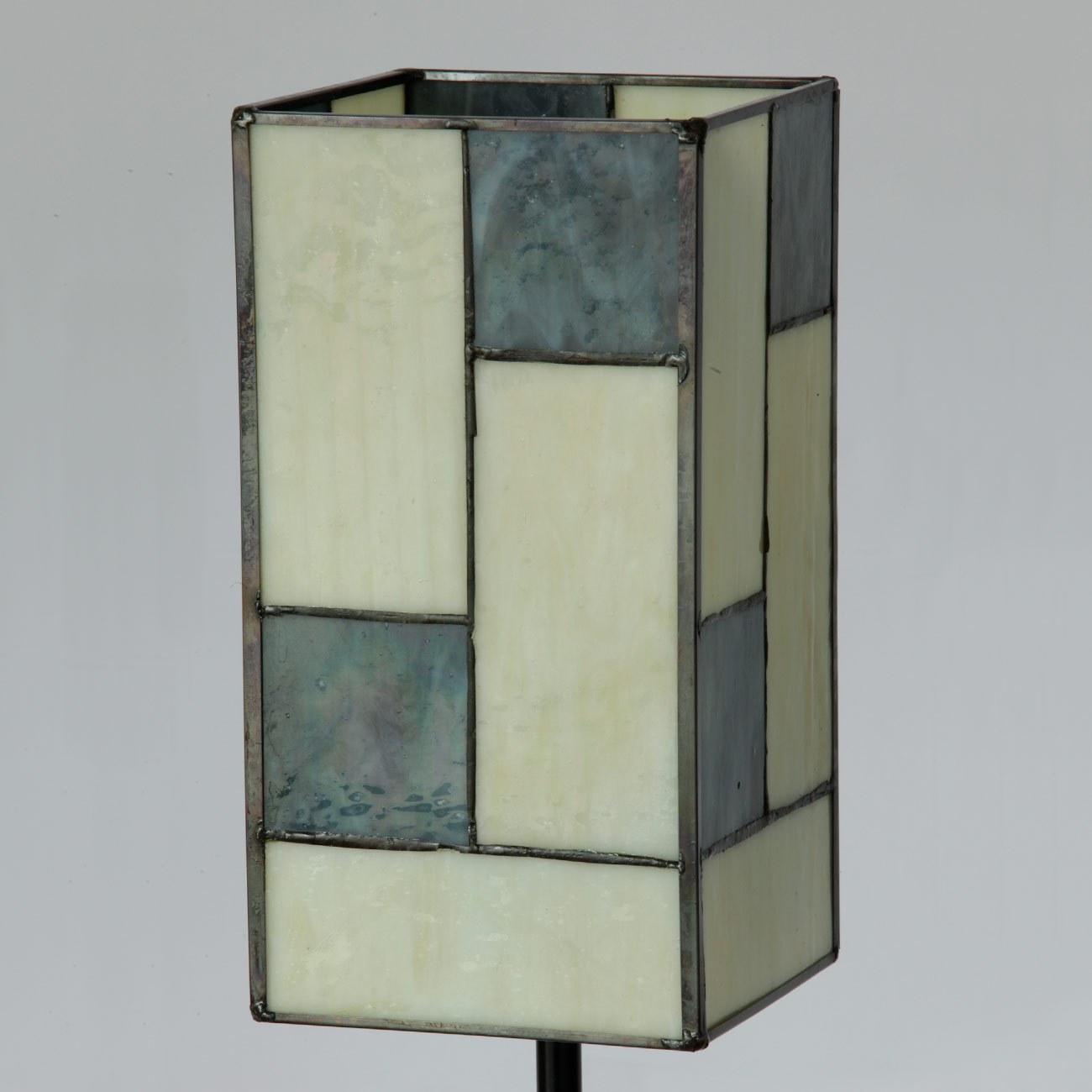 Geometrische Tiffany-Tischleuchte aus rechteckigen Glasstücken, Bild 2