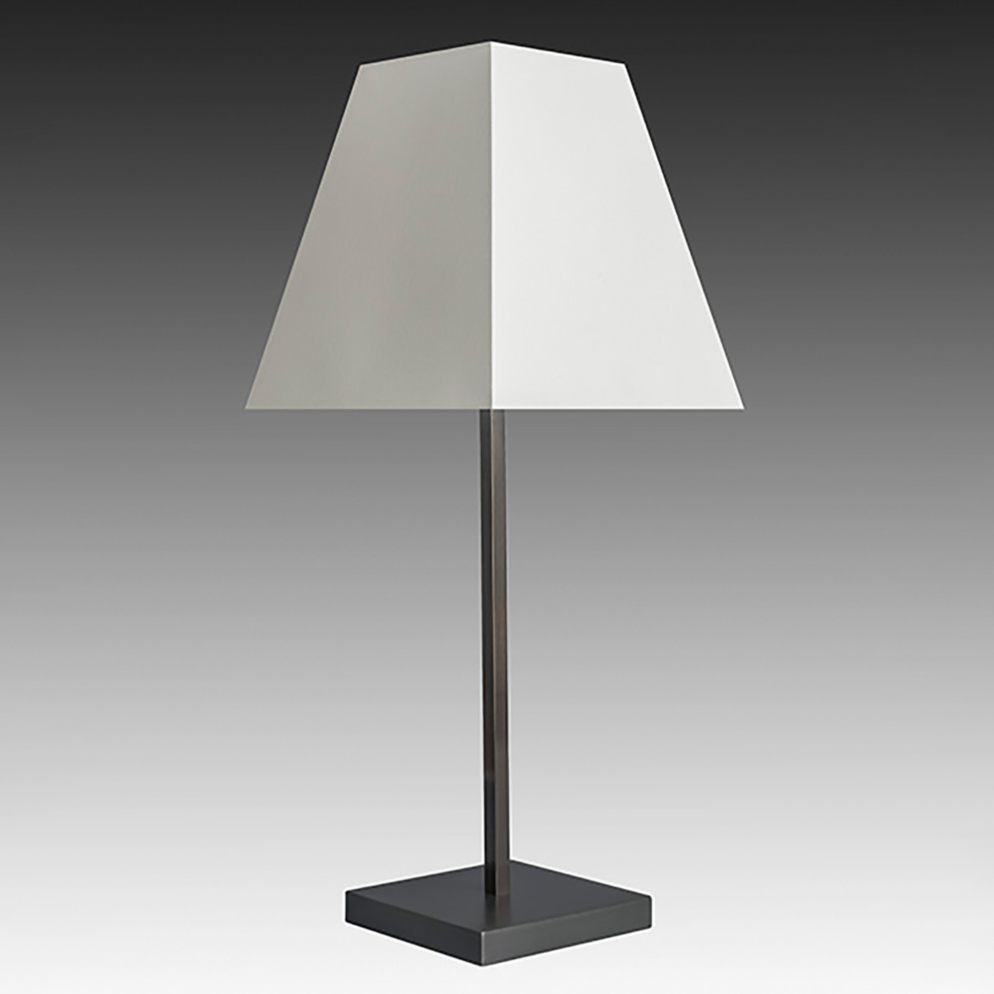 Zeitlos-klassische Tischleuchte mit eckigem Stoffschirm (zwei Größen) L110: Großes Modell in schwarz patiniert.