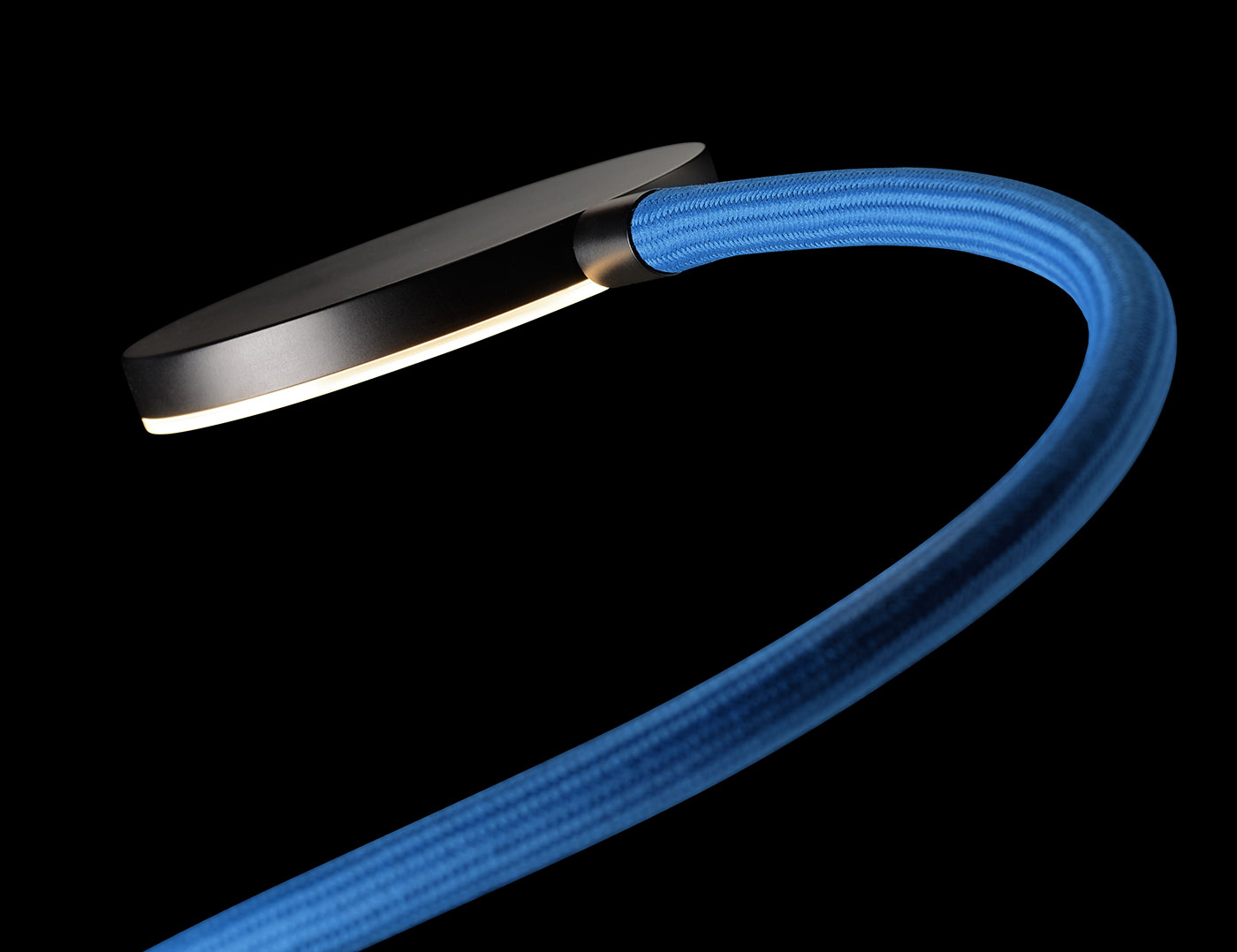 Wandleuchte FLEX W mit Flexarm, High End-LED und Drehdimmer: Detail des Flexarms in blau mit schwarzer Metall-Oberfläche