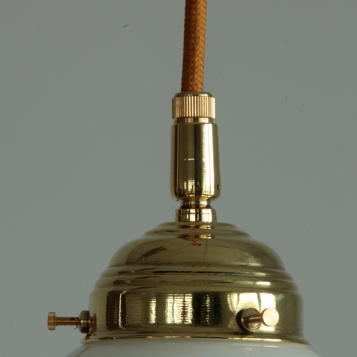 Nostalgische Pendelleuchte mit Glocken-Schirm aus Opalglas: Messing poliert, lackiert