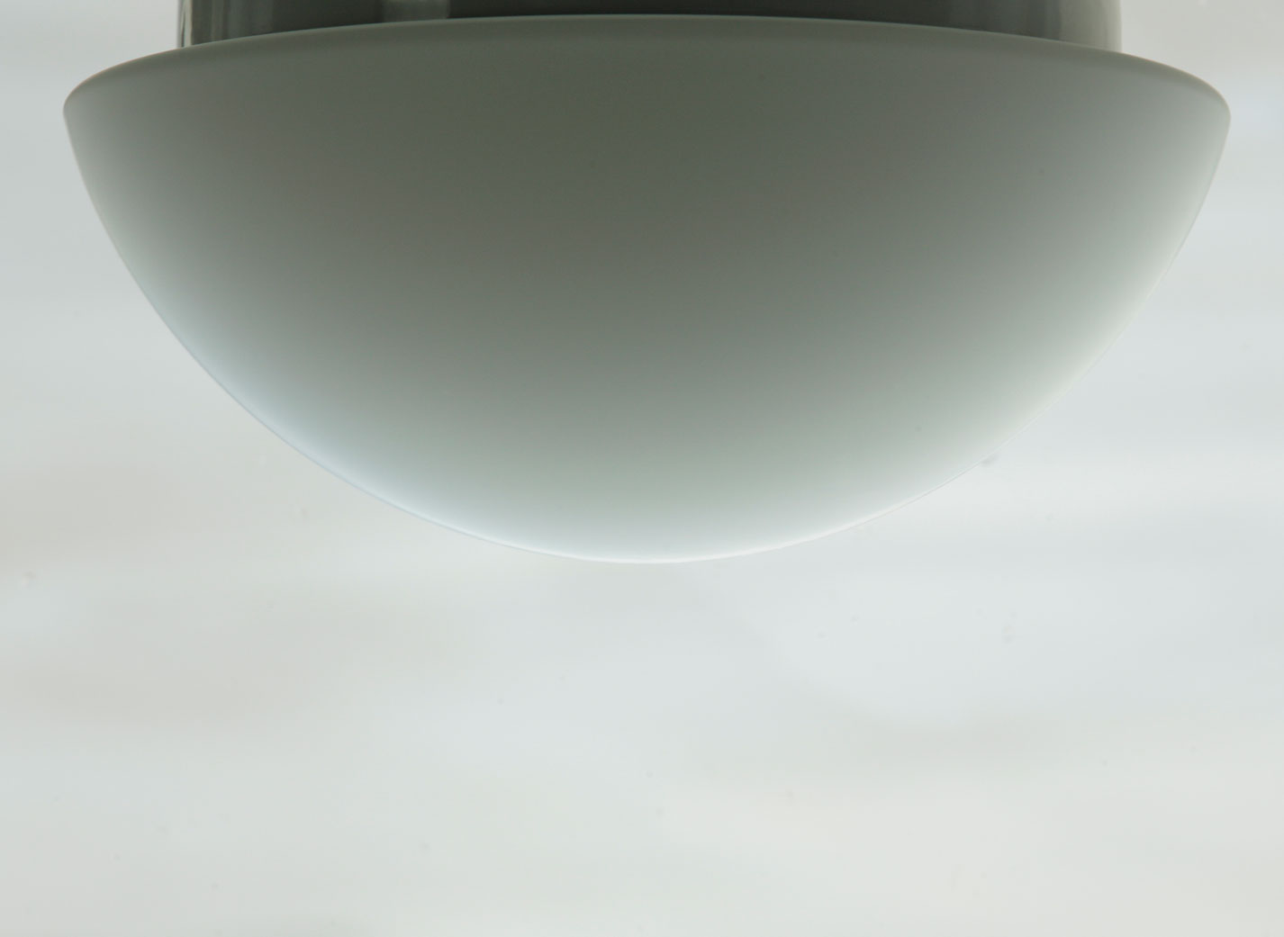 Funktionale Opalglas-Deckenleuchte AURORA LED, Ø 20–60 cm: Das 20 cm-Modell im Gegenlicht: Hochwertiges überfangenes Opalglas, samtig mattiert